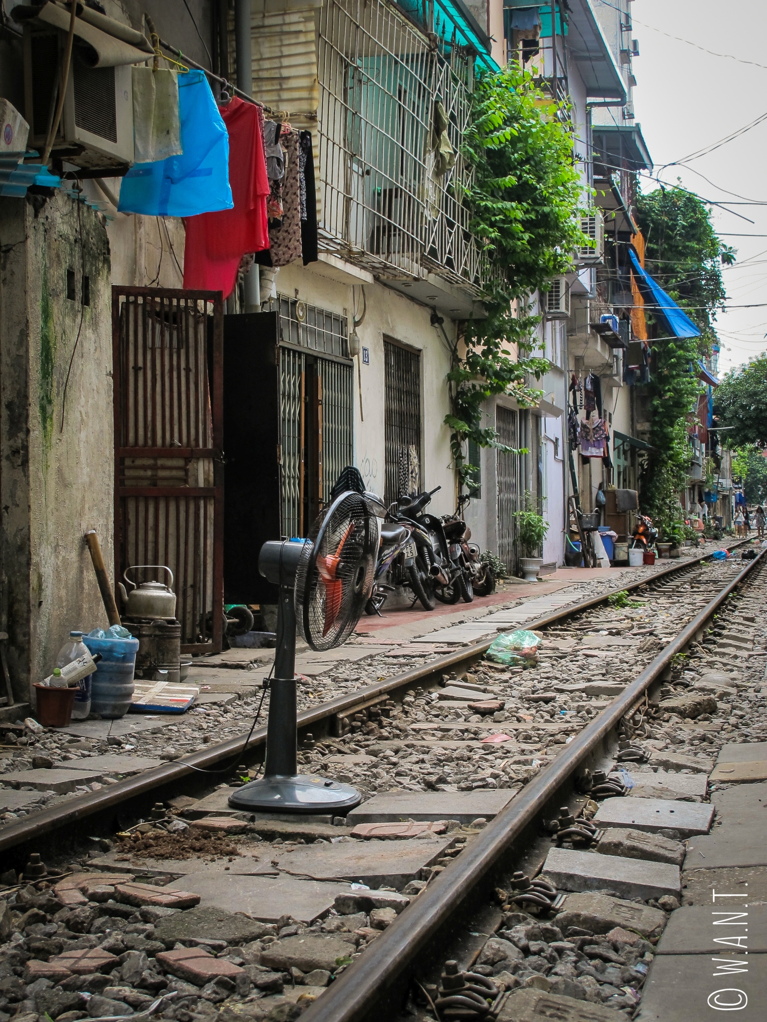 Les habitants vivent au rythme du passage du train dans cette rue de Hanoï