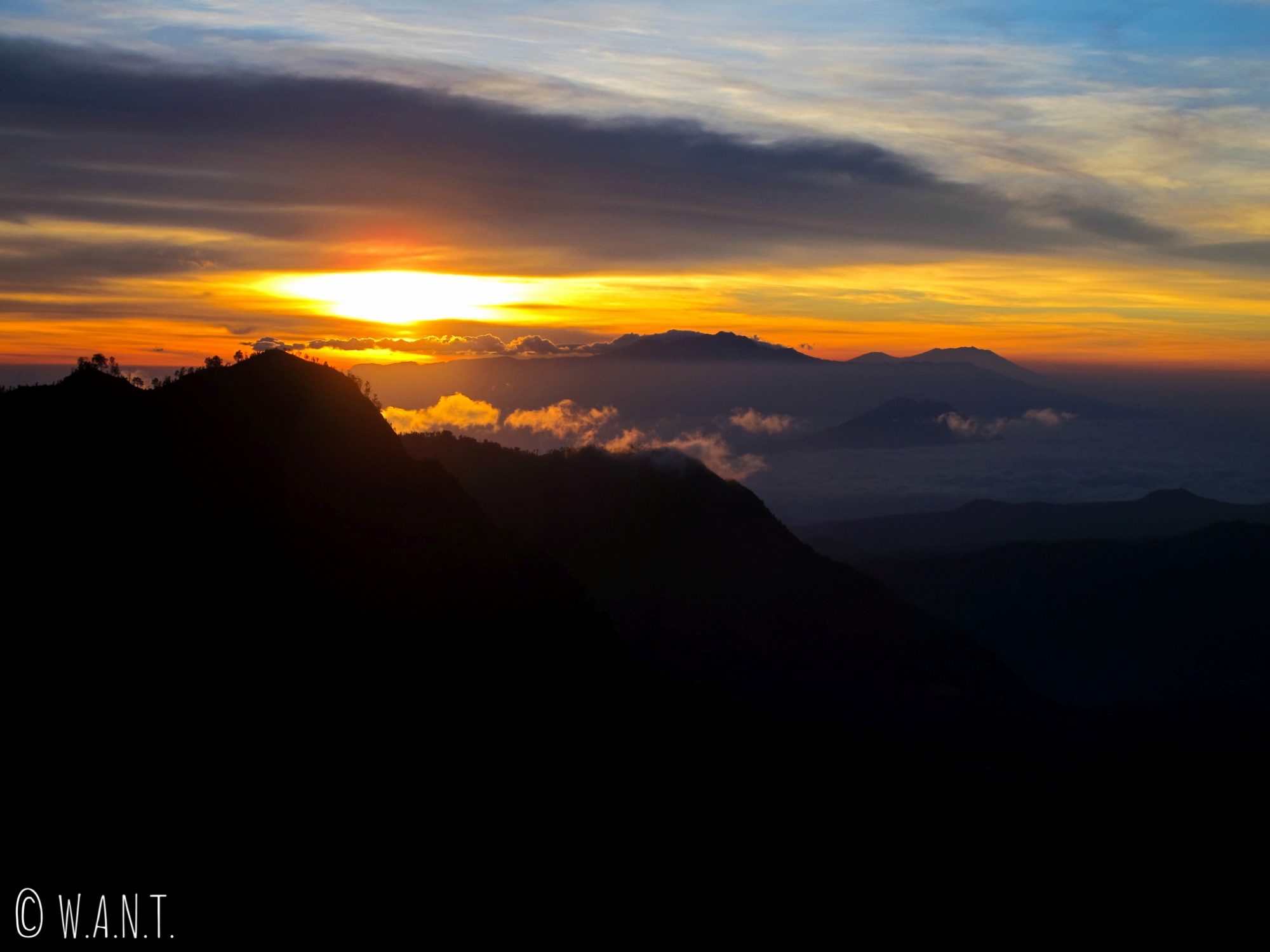 Lever de soleil depuis le point de vue King Kong Hill à Cemoro Lawang