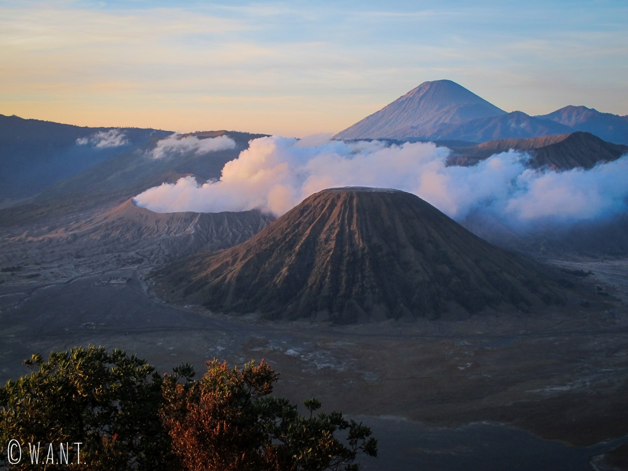 Lumières matinales sur les volcans Bromo, Batok et Semeru