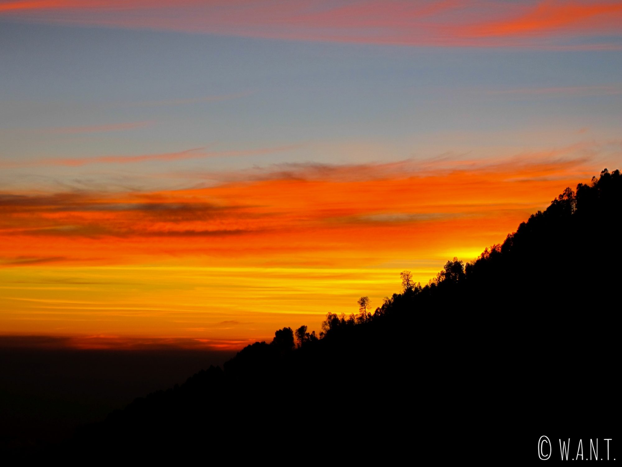 Magnifiques couleurs au lever du soleil depuis le sommet du cratère du Kawah Ijen
