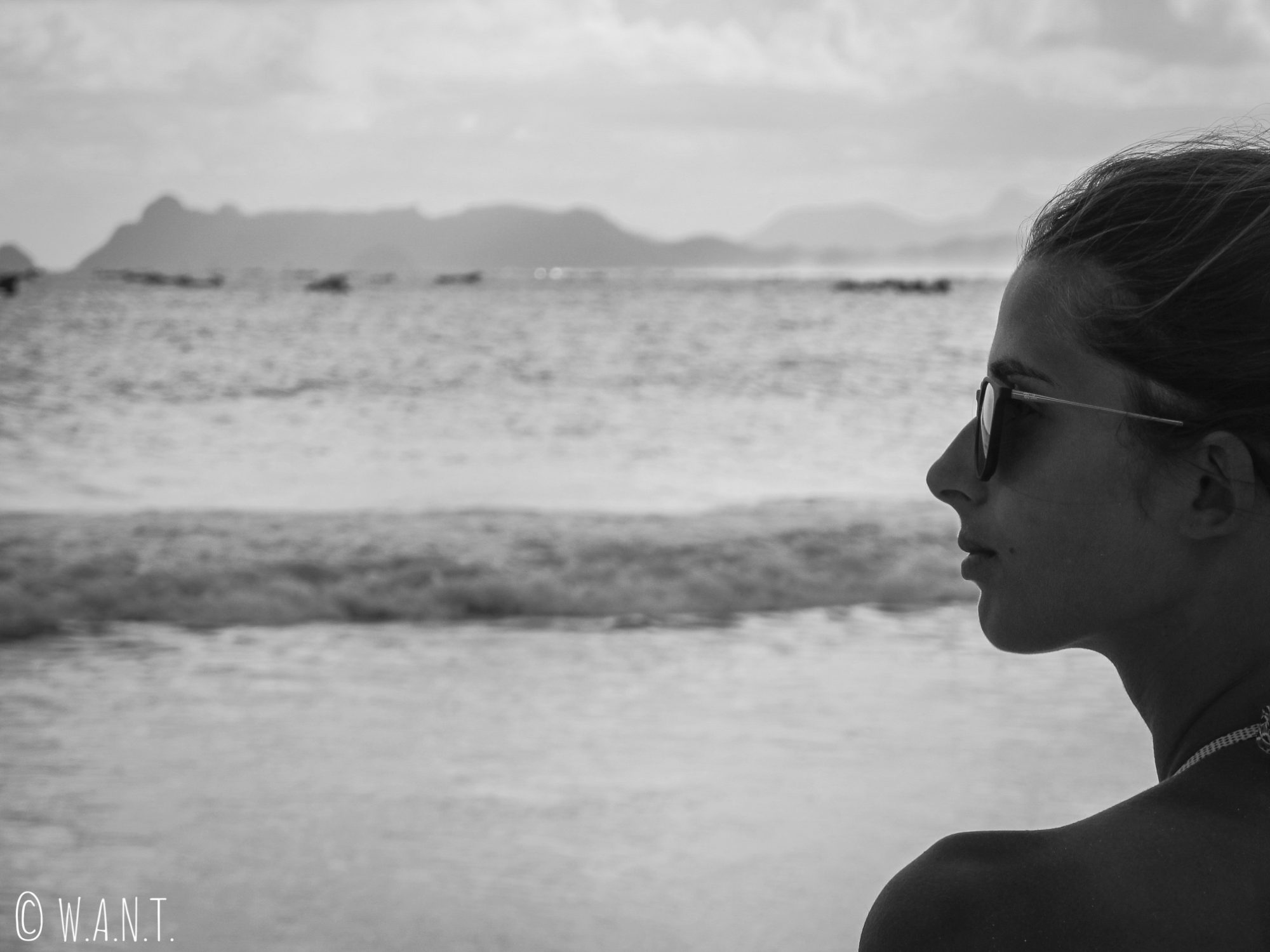 Marion admirant la mer de la plage de Selong Belanak à Lombok