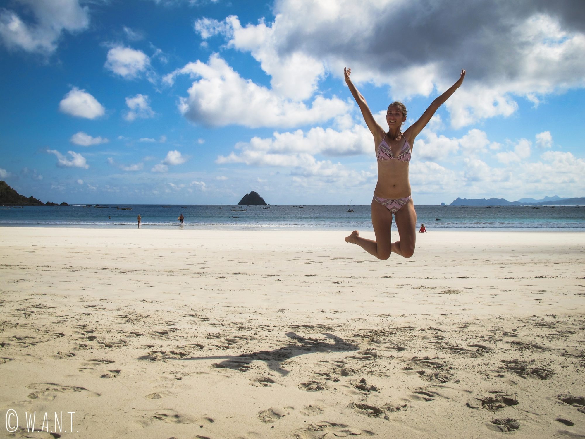Marion saute de joie d'avoir découvert la plage paradisiaque de Selong Belanak