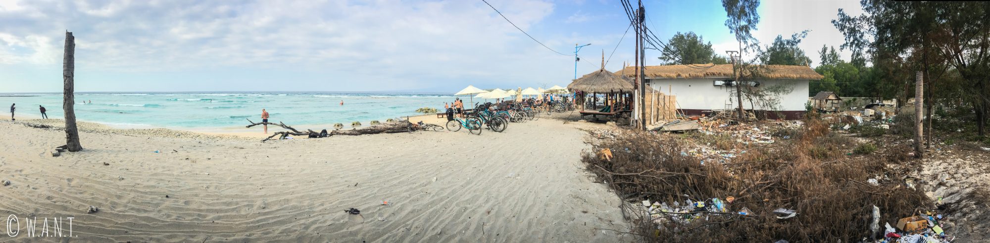 Panorama d'une plage de Gili Trawangan entourée de déchets
