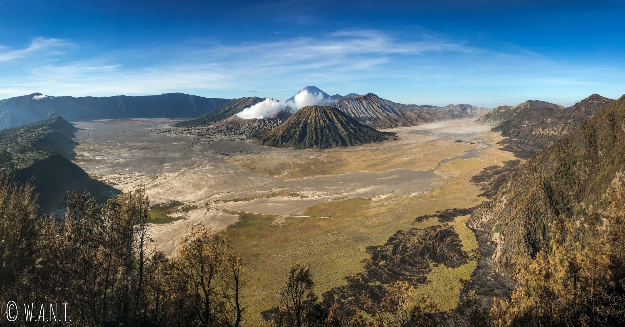 Panorama sur la caldeira des volcans Bromo, Batok et Semeru