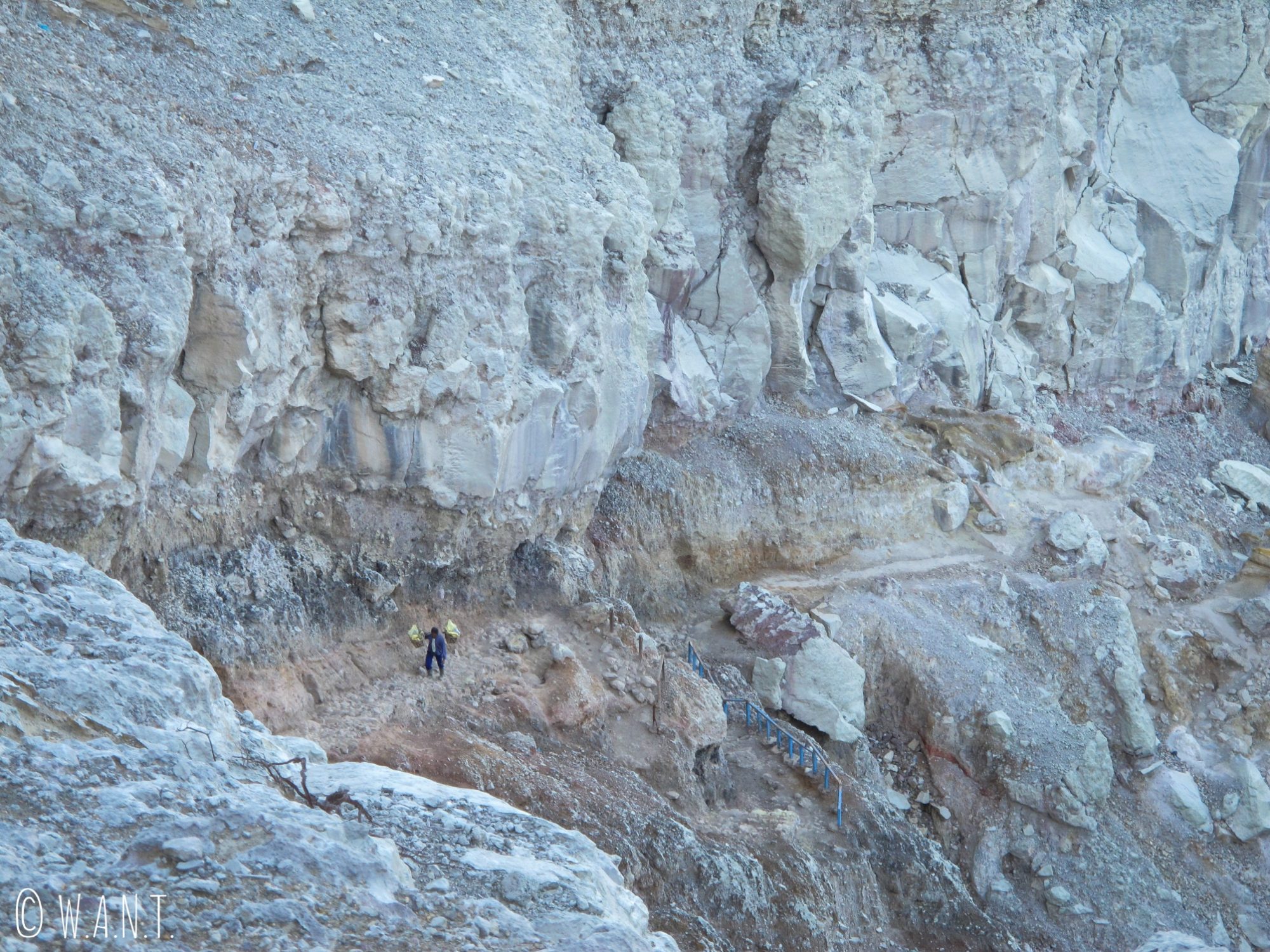 Porteur de soufre remontant de la solfatare au fond du cratère du Kawah Ijen