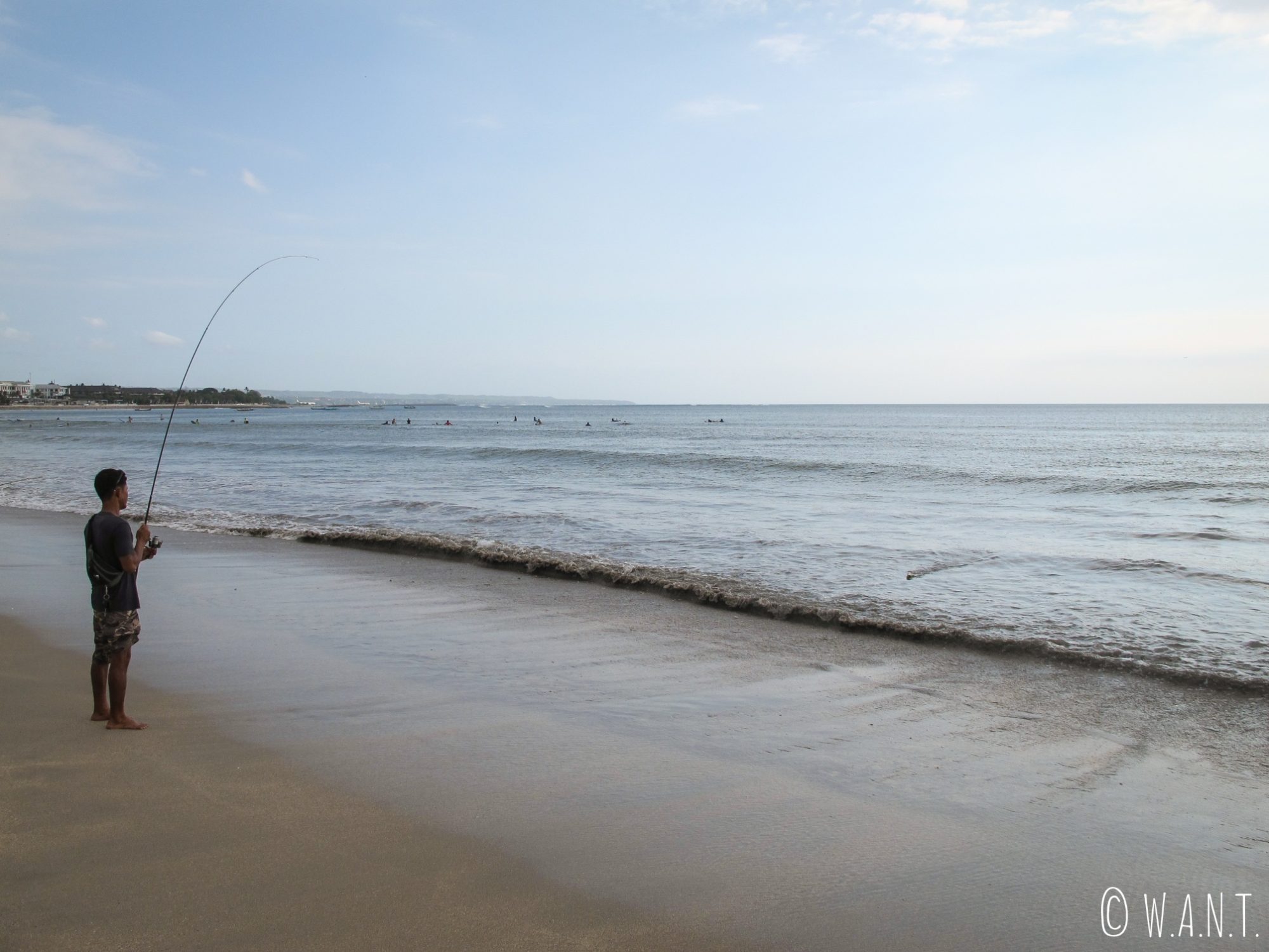 Pêcheur sur la plage de Sanur à Bali