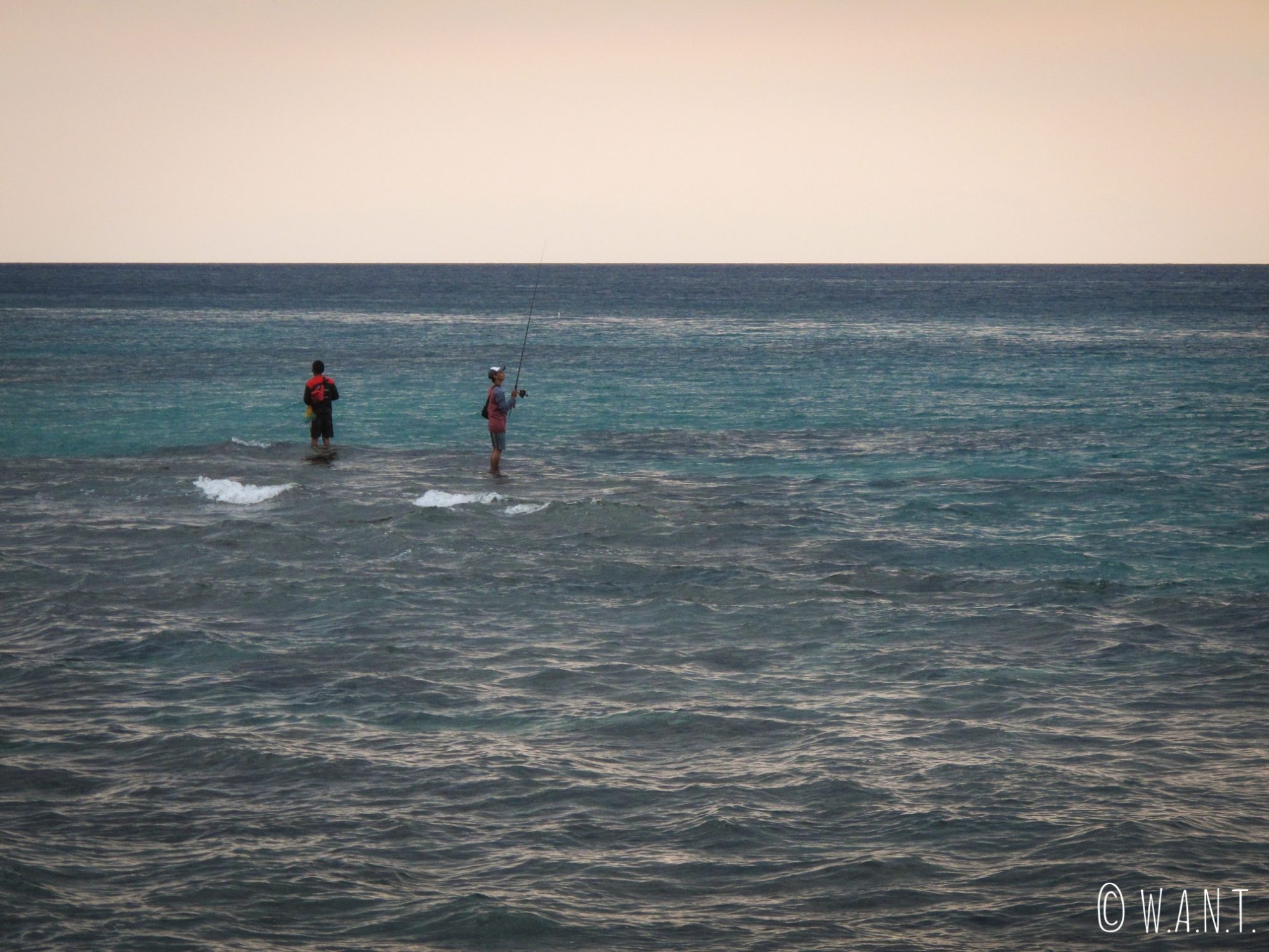 Pêcheurs sur la plage de Mangsit au coucher du soleil
