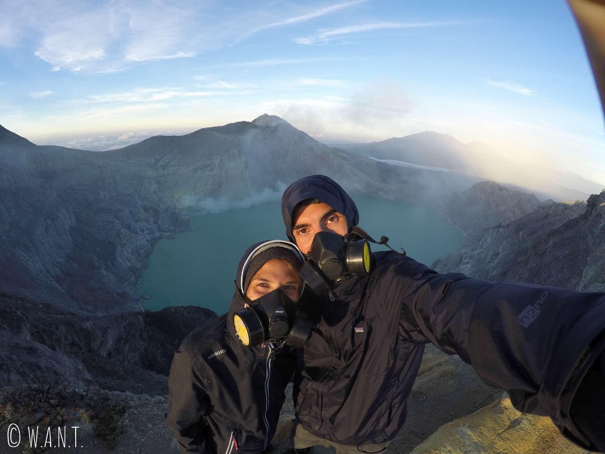 Selfie avec le cratère du Kawah Ijen en arrière-plan