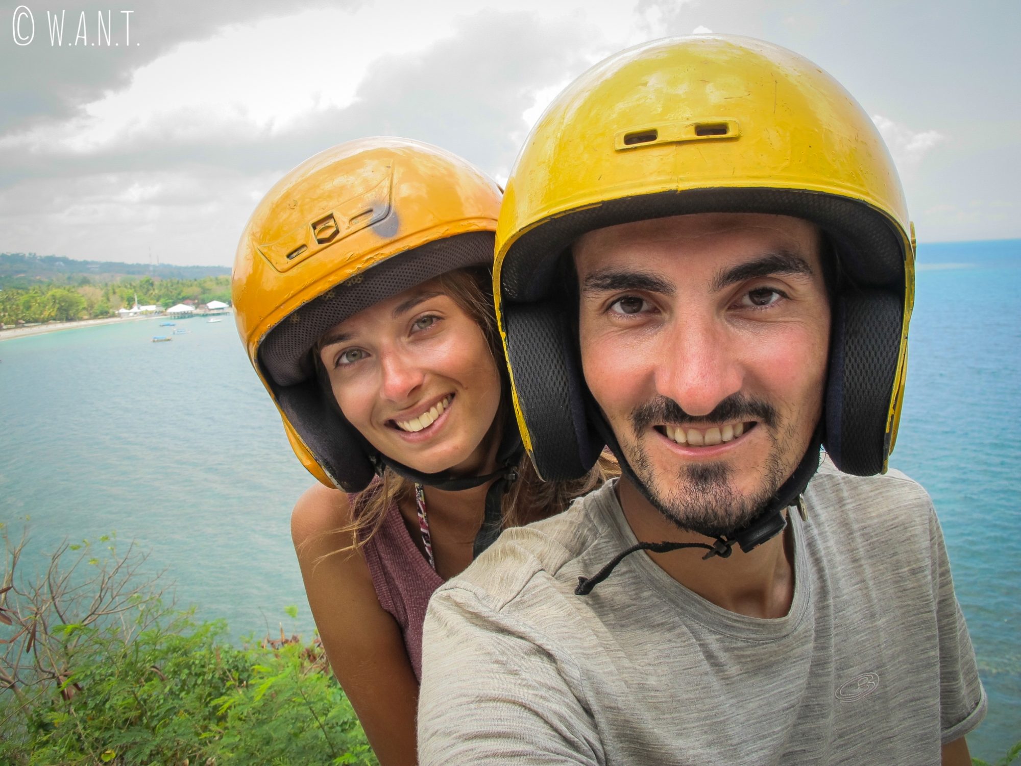 Selfie avec nos casques jaunes durant notre promenade sur la côte de Lombok