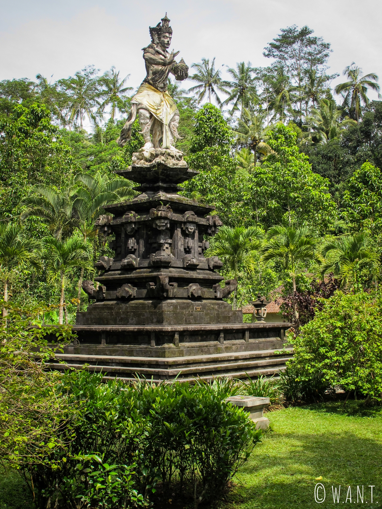 Statue dans la végétation des tombeaux de Gunung Kawi à Bali