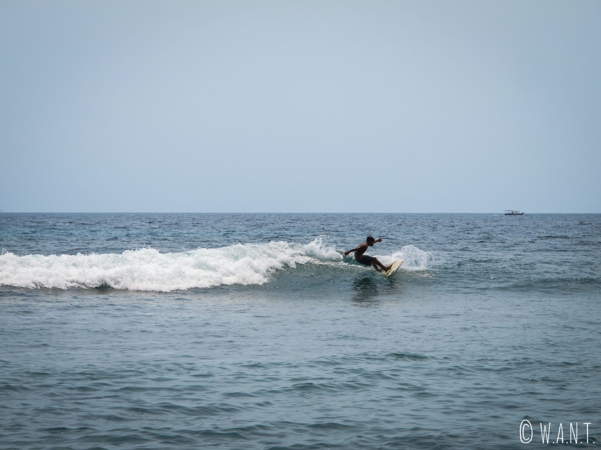 Surfeur sur la plage de Pandanan à Lombok