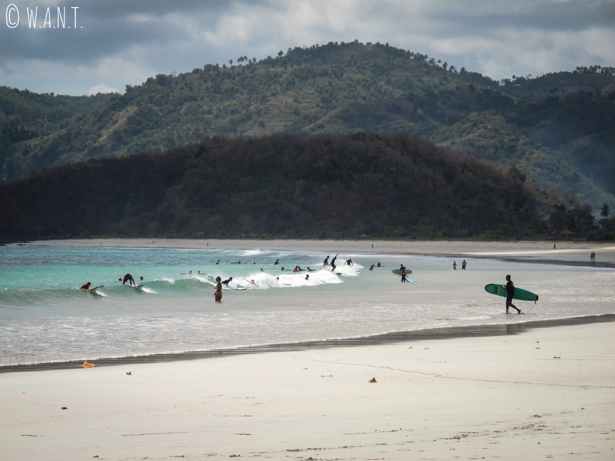 Surfeurs débutants sur la plage de Selong Belanak à Lombok