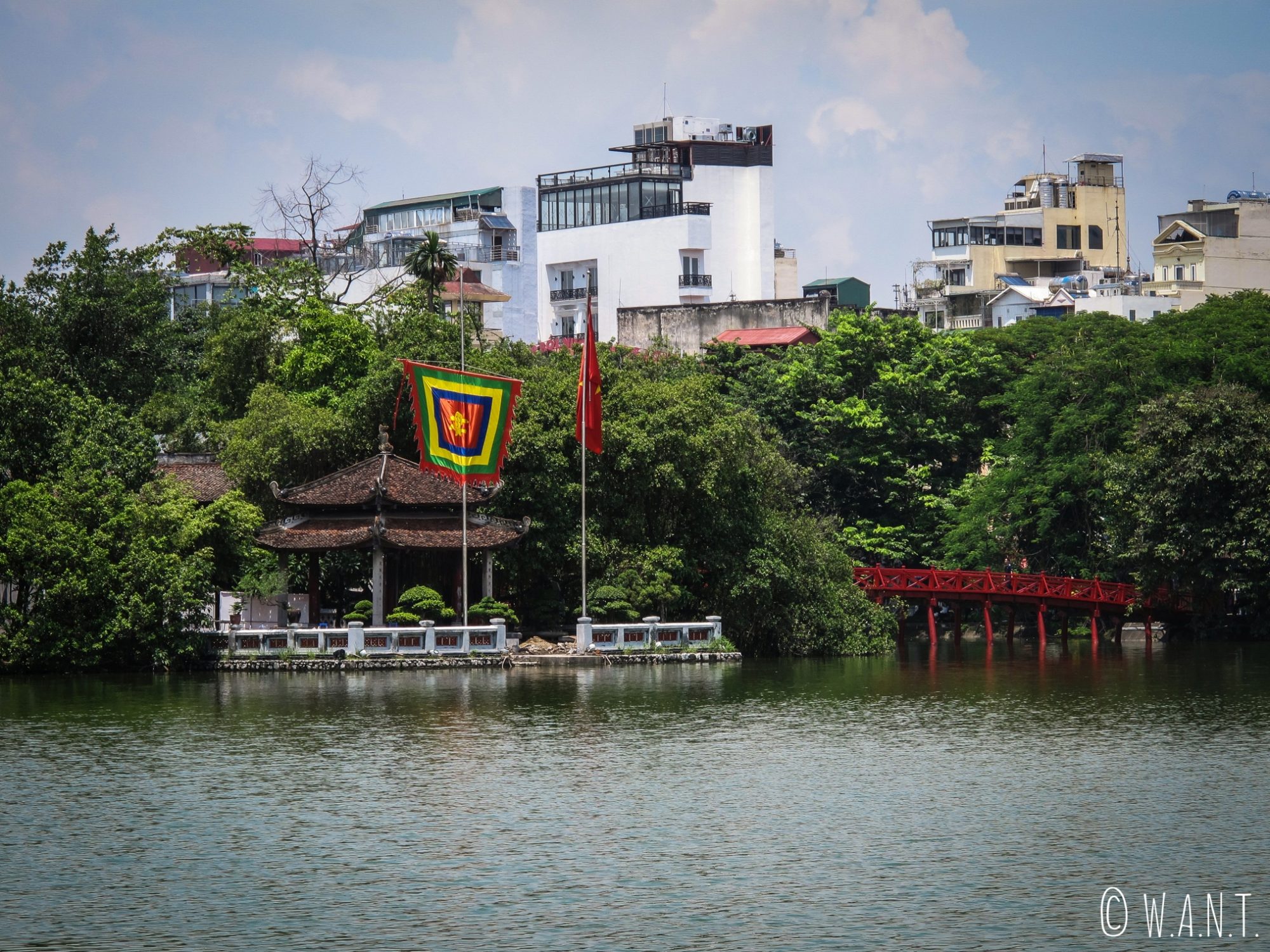 Temple Ngoc Son sur le lac de Hoan Kiem à Hanoï