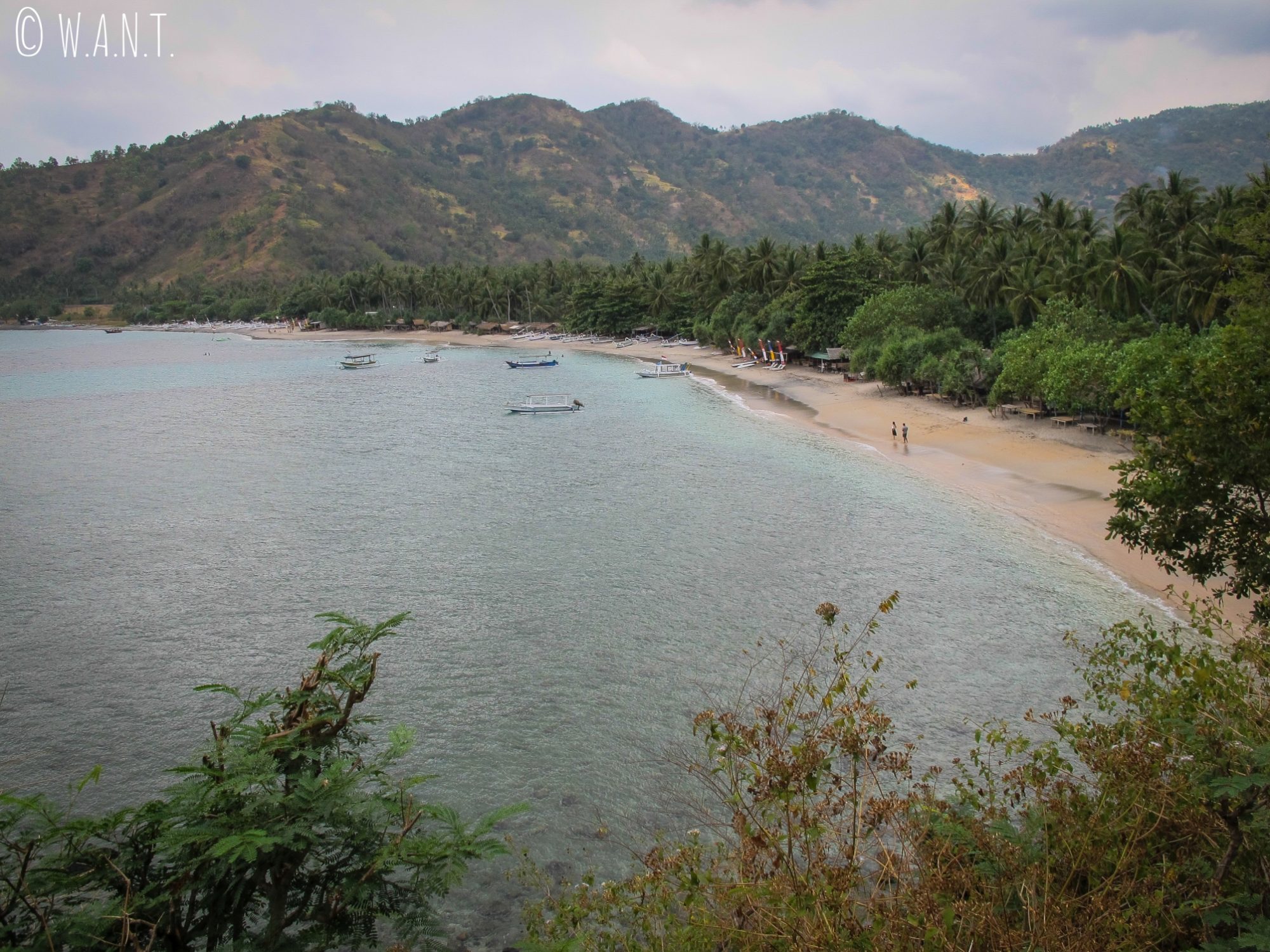 Vue sur la plage de plage de Pandanan au nord de Senggigi à Lombok