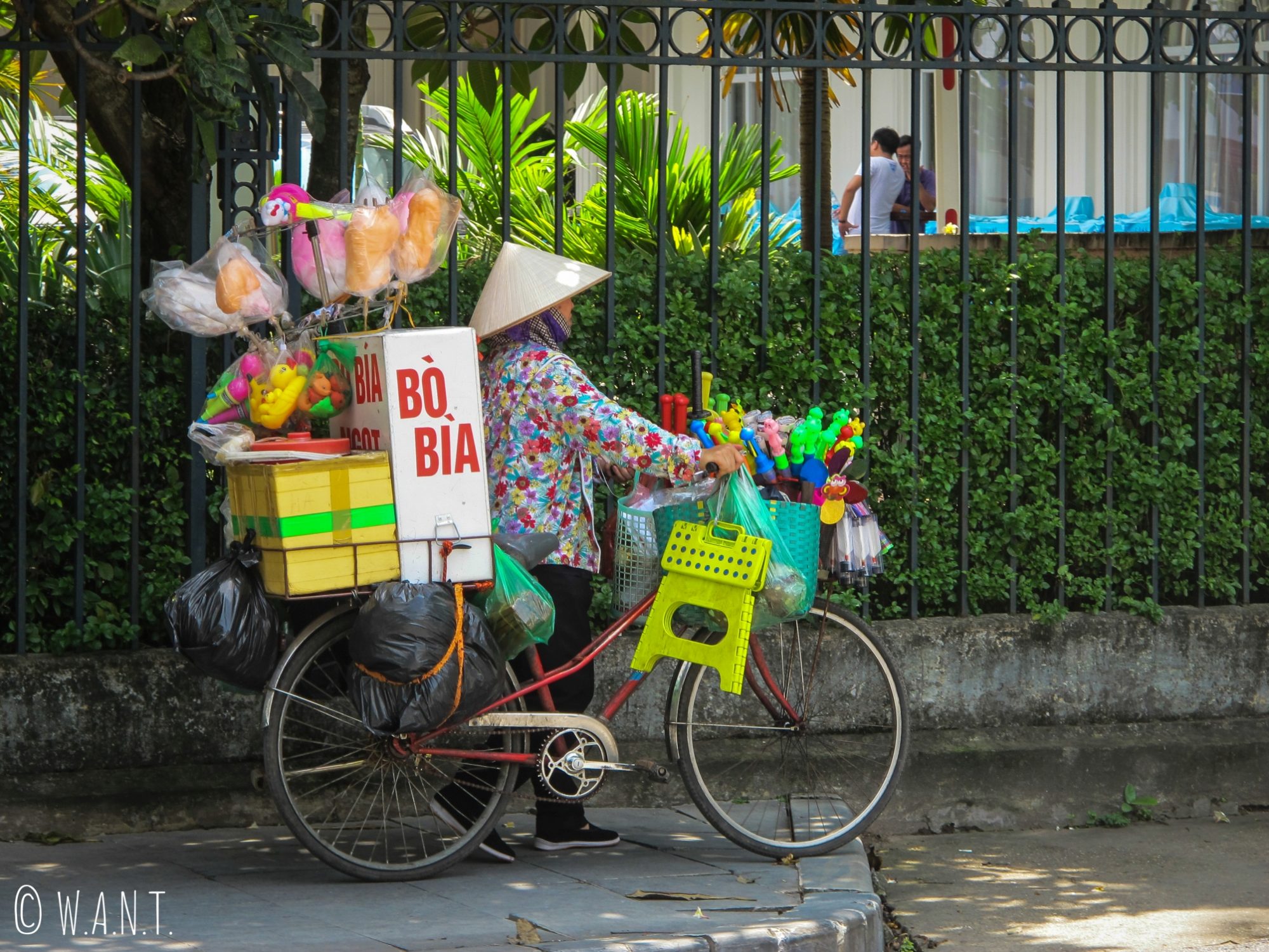 Échoppe ambulante sur un vélo dans les rues de Hanoï