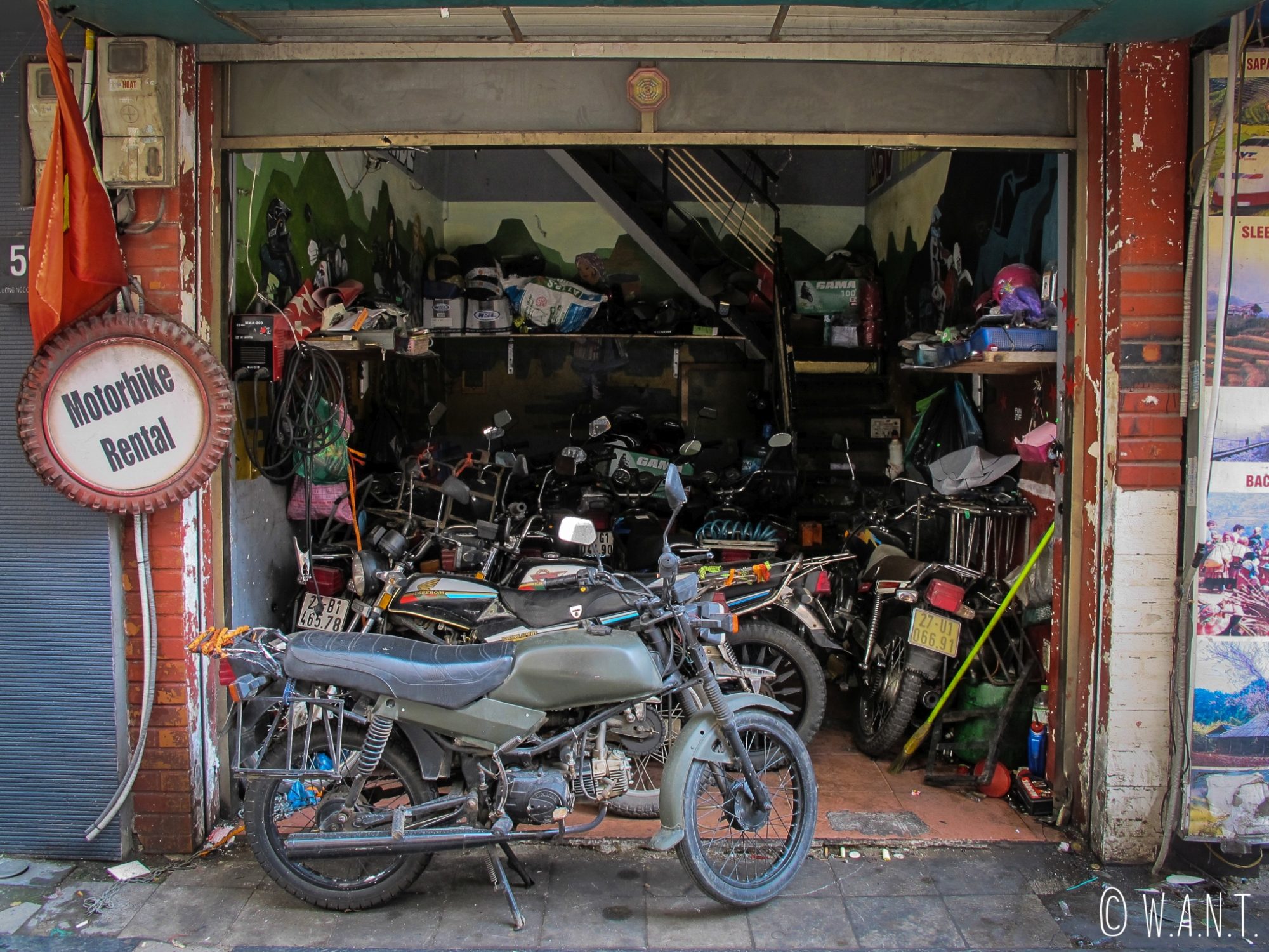 Échoppe de motos dans les rues de Hanoï