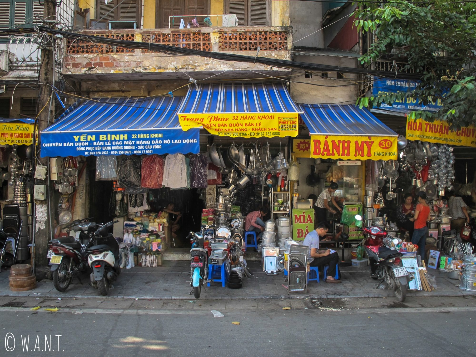 Échoppes d'ustensiles de cuisine dans les rues de Hanoï
