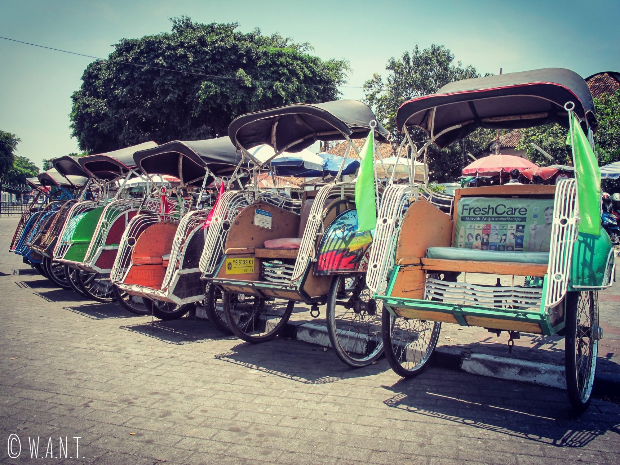 Alignement de becaks dans les rues de Yogyakarta