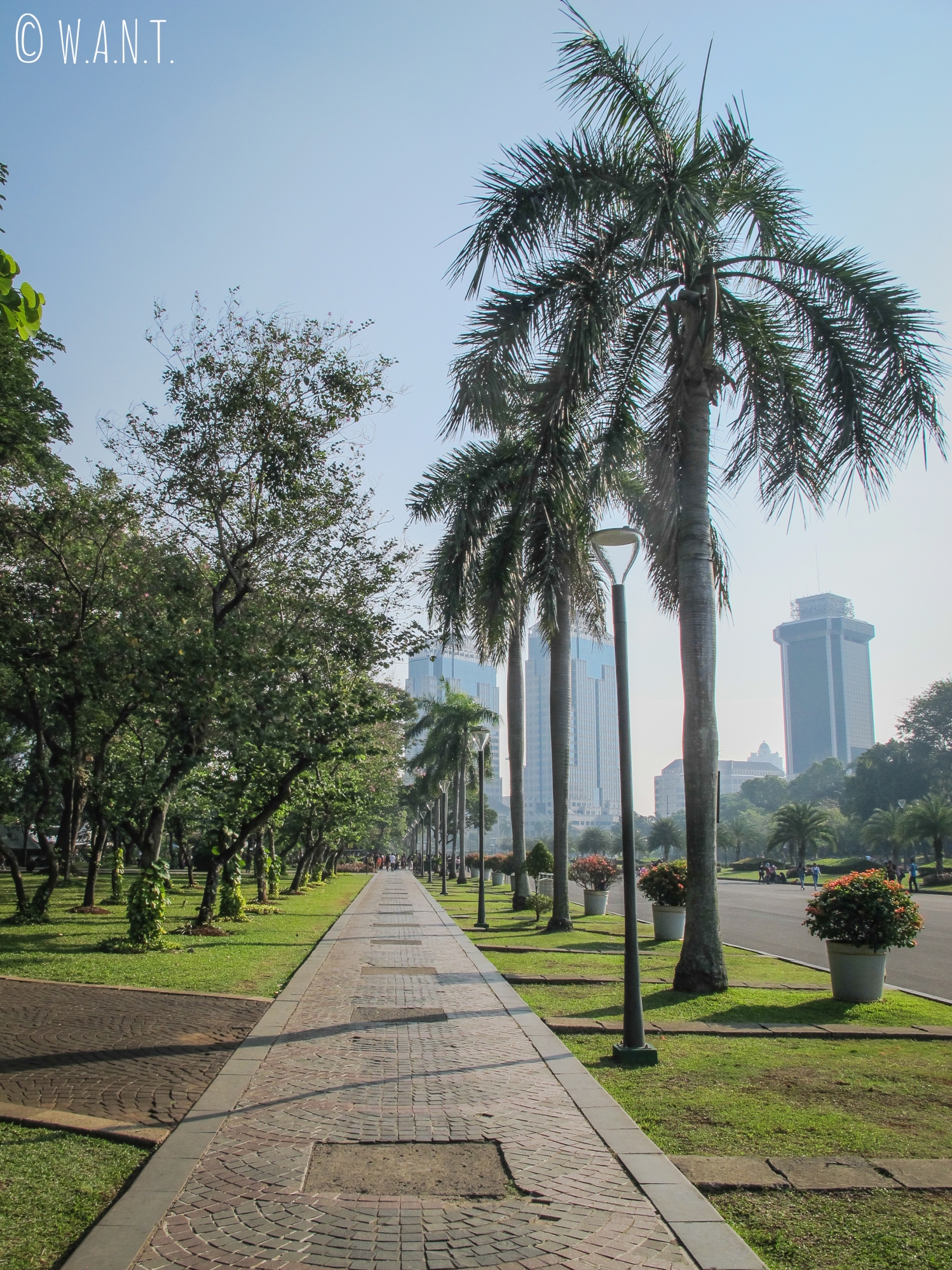 Allée du parc du Monas à Jakarta