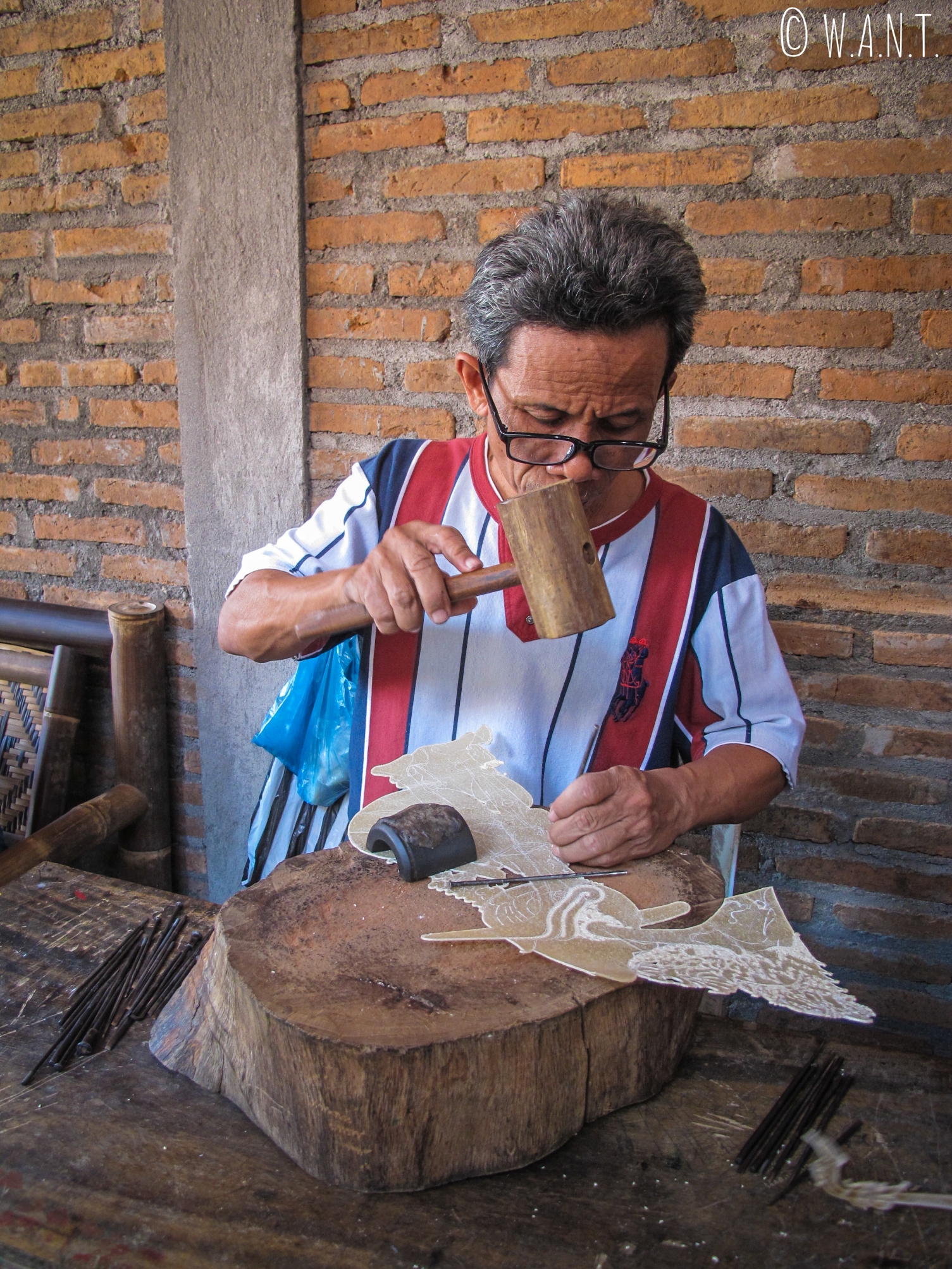 Artisan fabriquant une marionnette traditionnelle à Yogyakarta