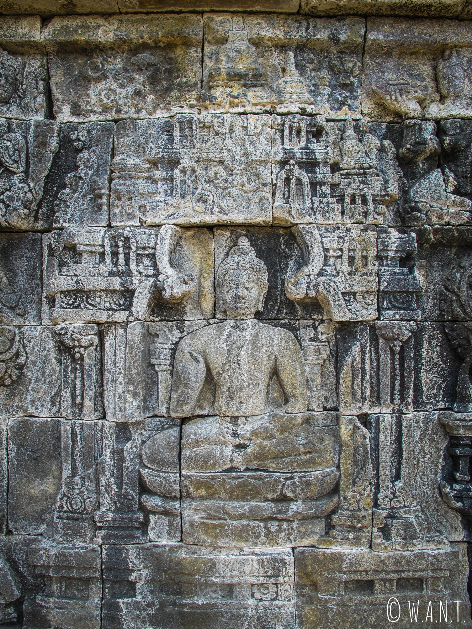 Bas-relief représentant Bouddha au temple de Borobudur