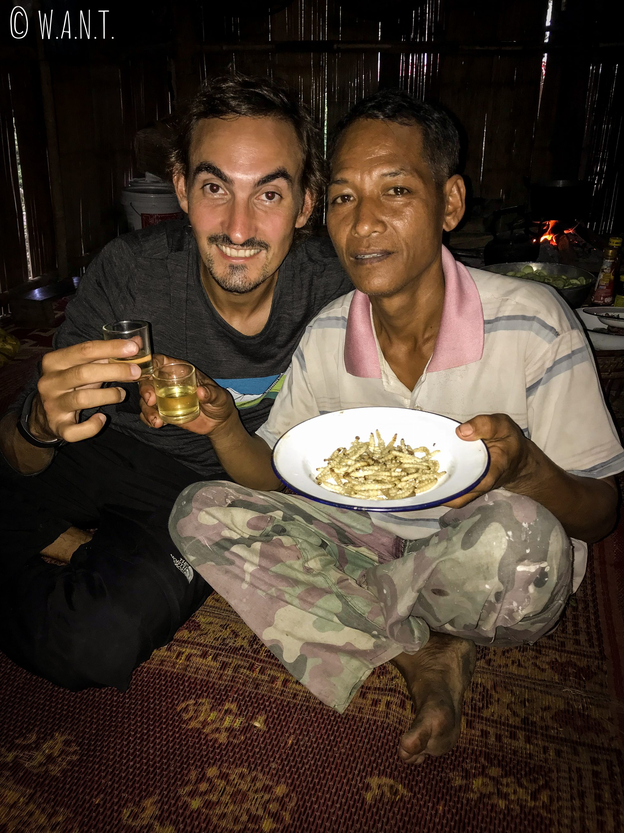 Benjamin et Dam trinquent à l'alcool de riz durant notre trek à Chiang Rai
