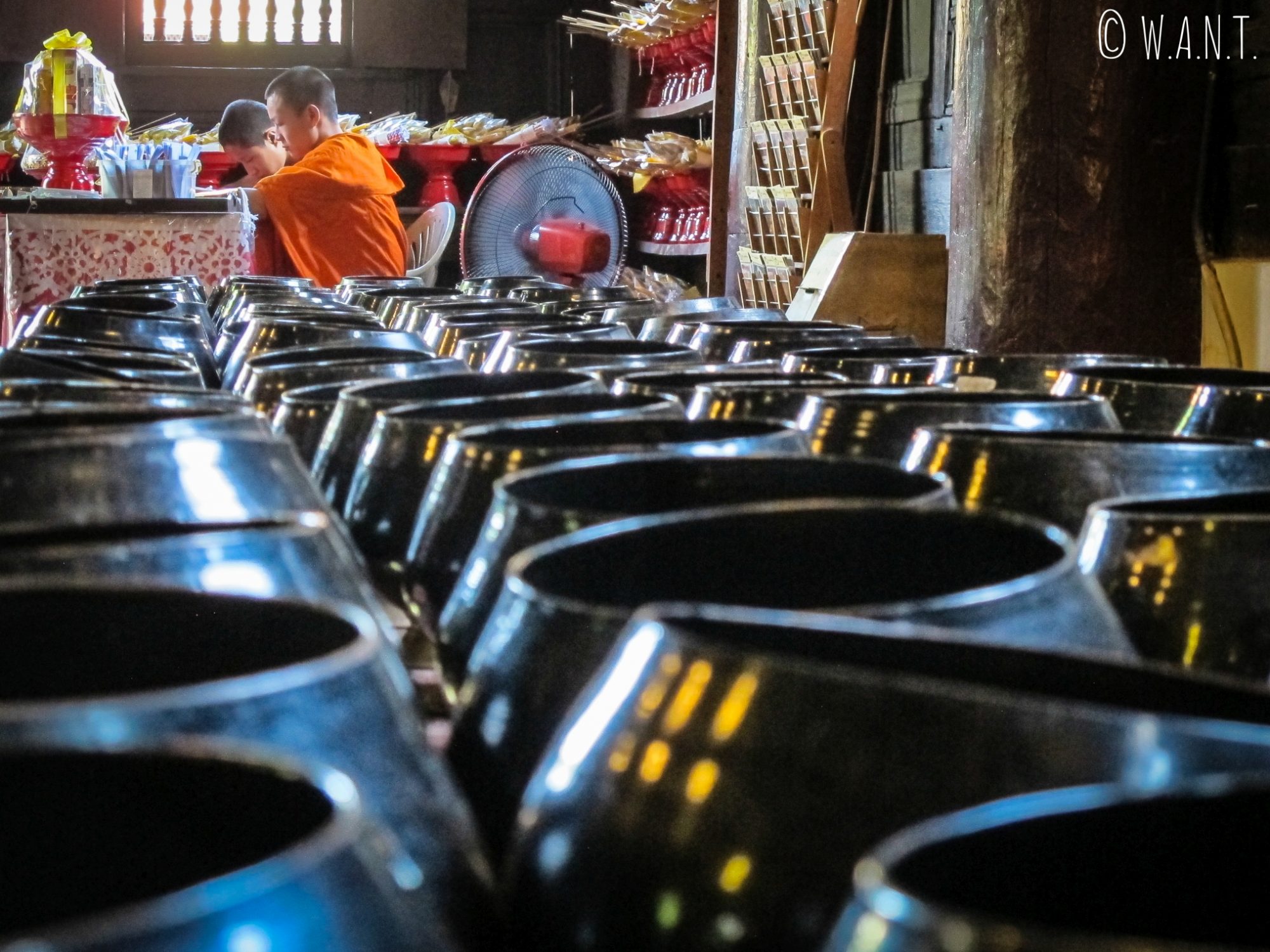 Bols à offrandes au Wat Phan Tao de Chiang Mai