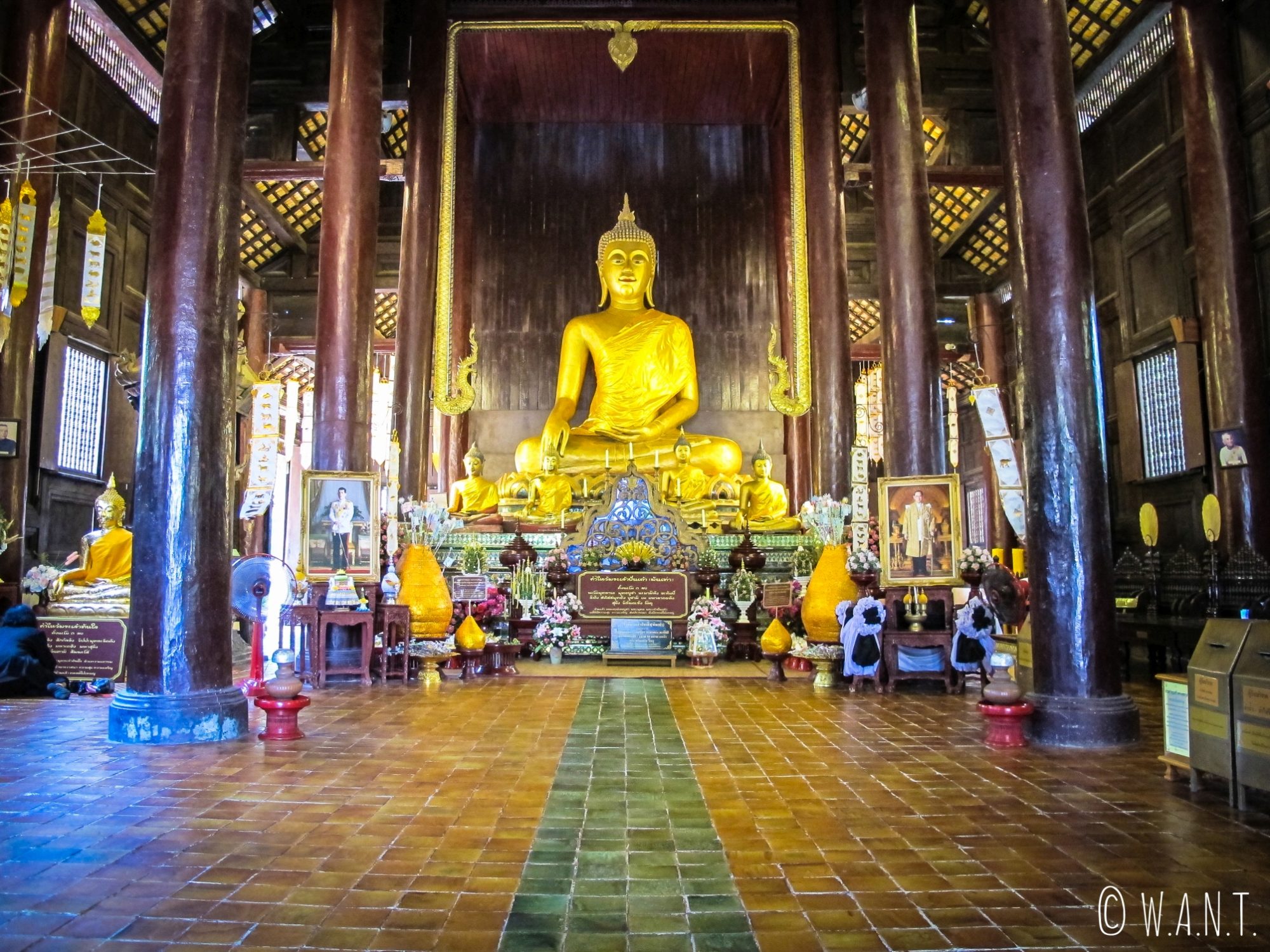 Bouddha du Wat Phan Tao, temple en bois de Chiang Mai