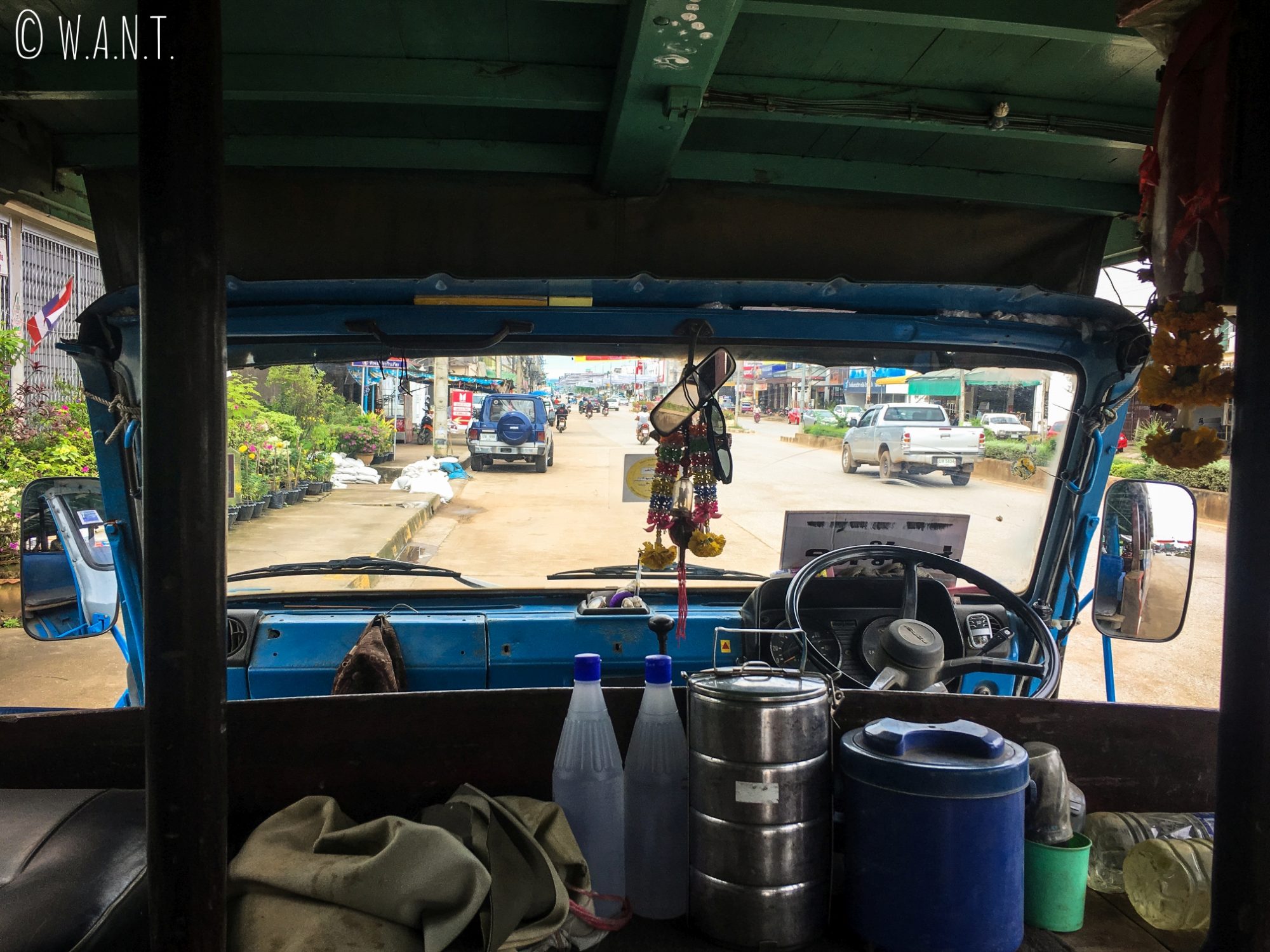 Cabine de pilotage de la navette nous conduisant de New Sukhothai à Old Sukhothai