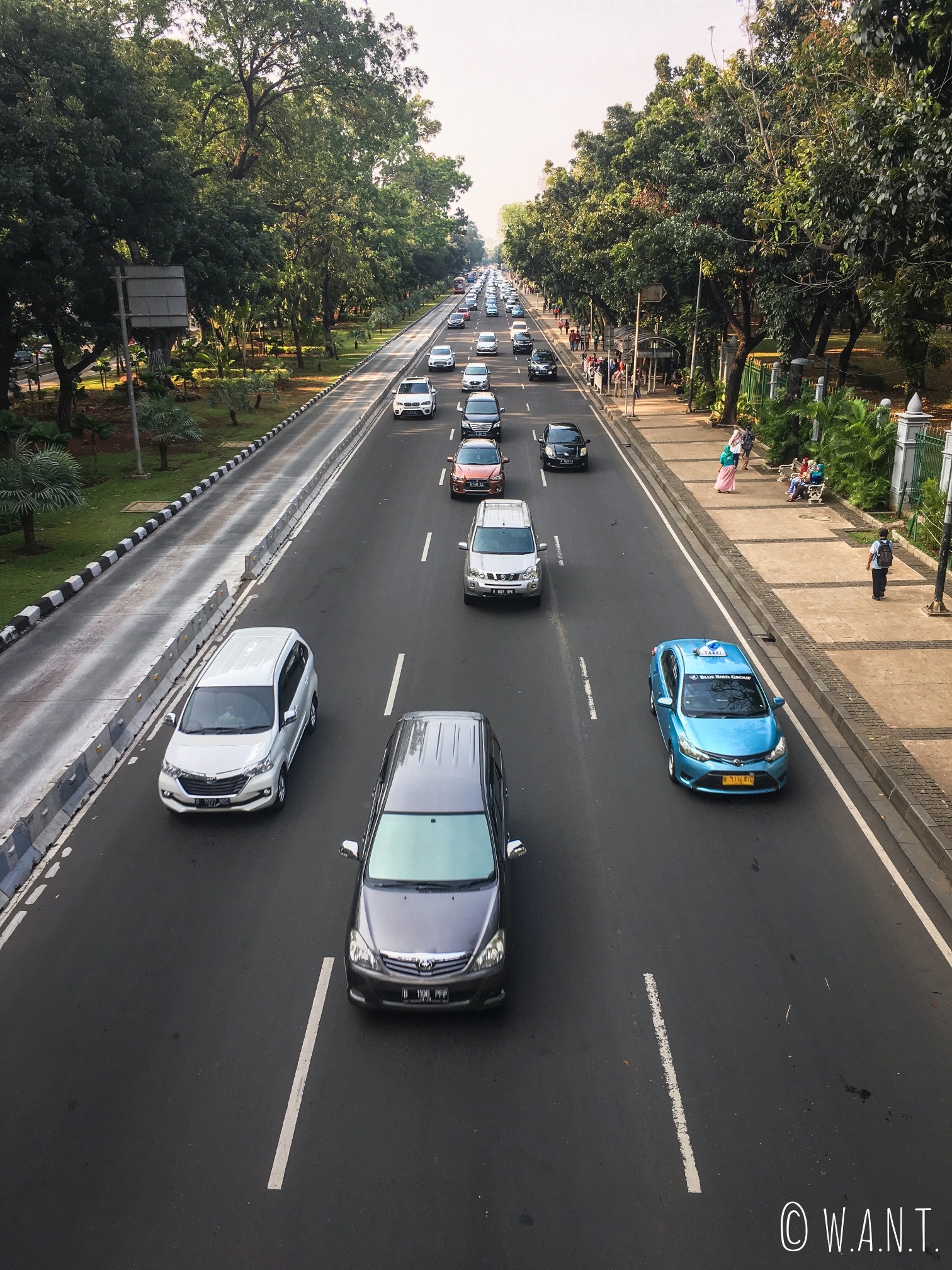 Circulation dense autour du parc du Monas à Jakarta