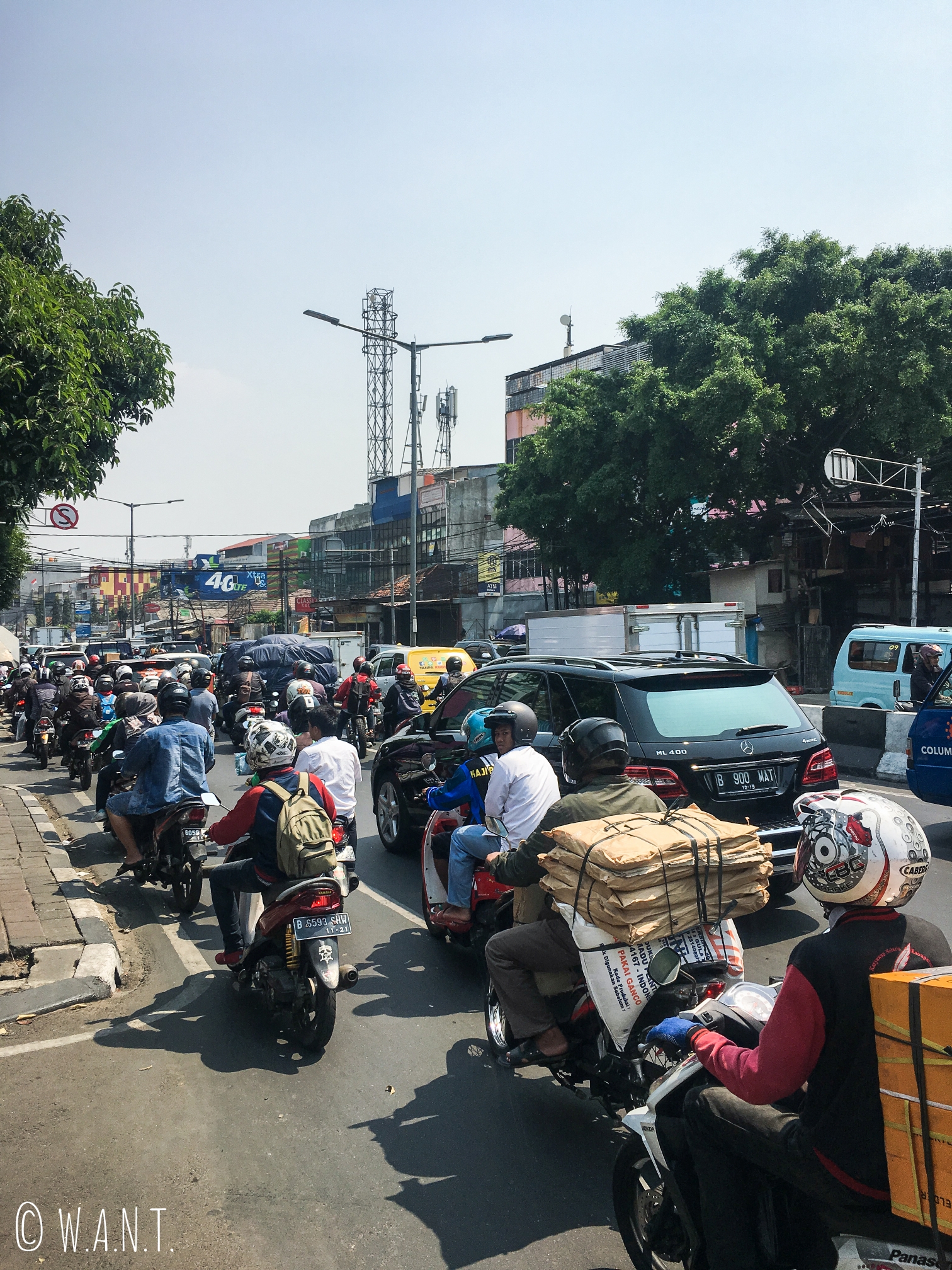 Circulation difficile dans les rues de Jakarta