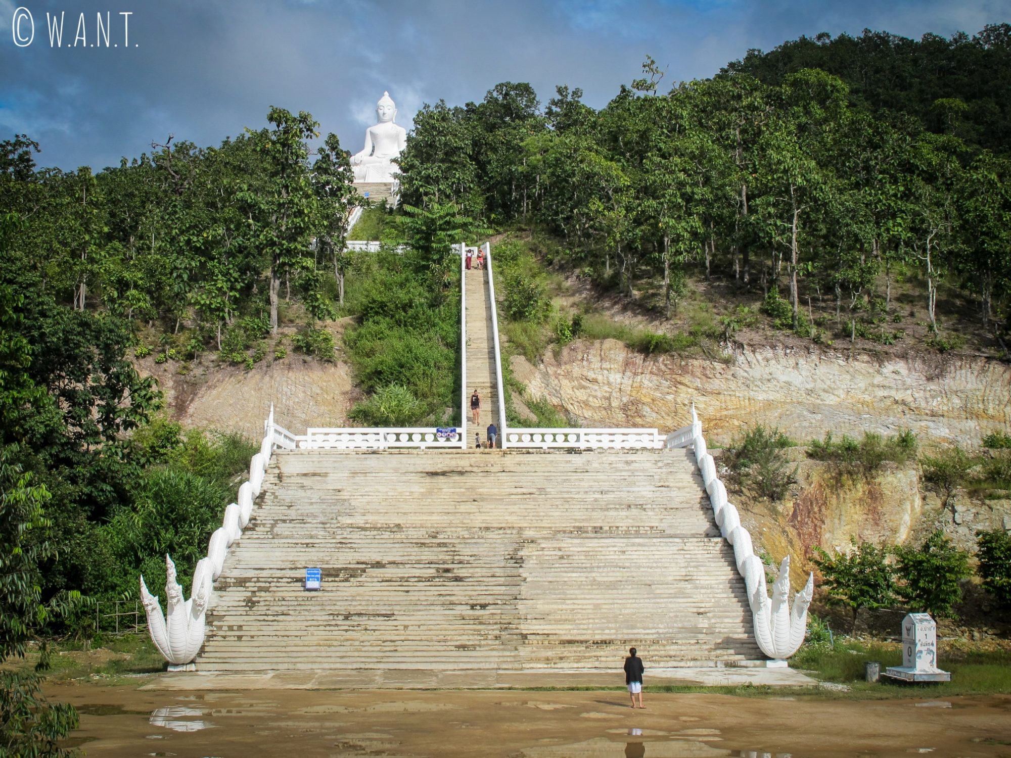 Escaliers permettant d'accéder au Bouddha blanc du Wat Phra That Mae Yen qui domine la ville de Pai