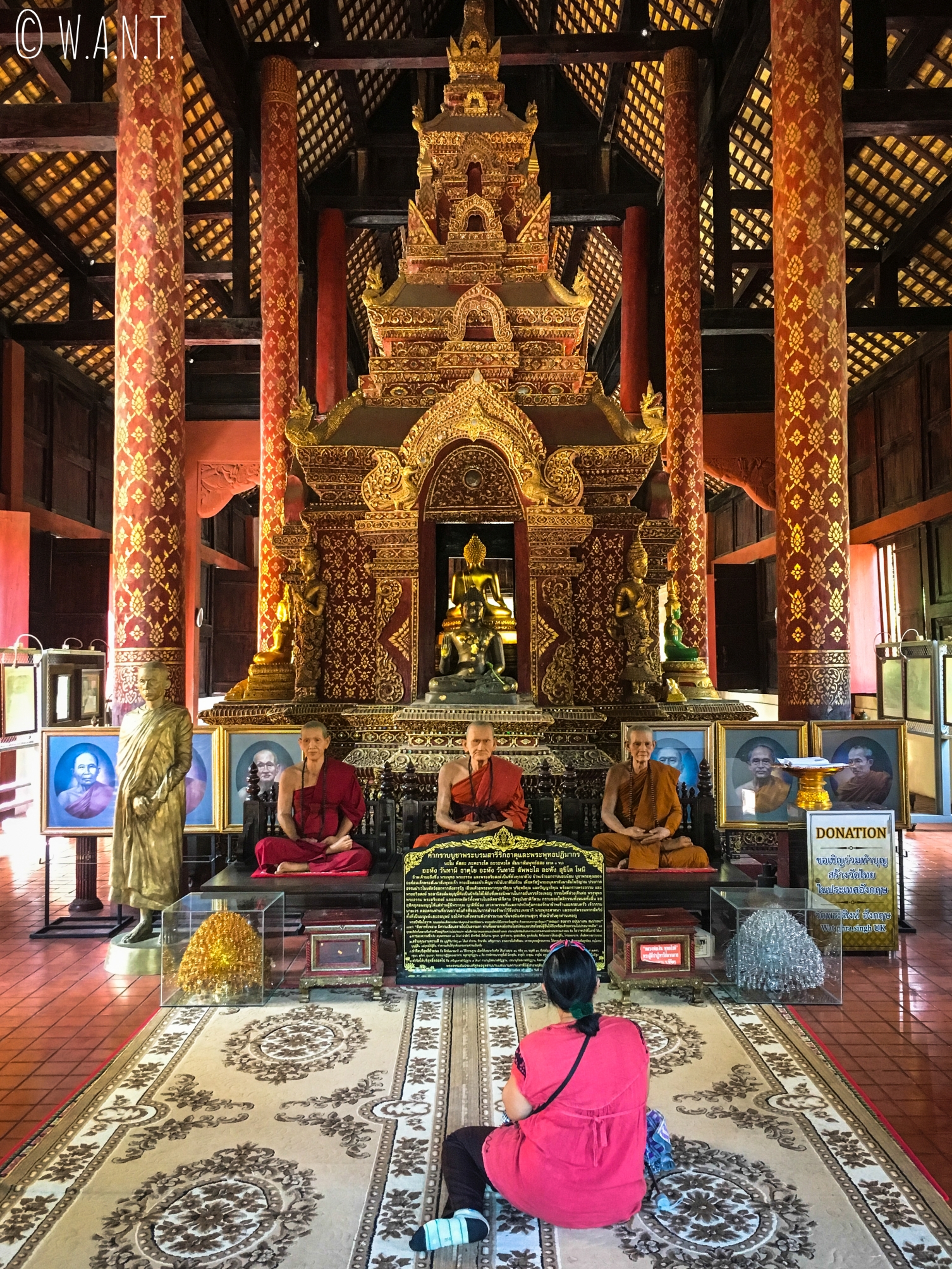 Femme en train de prier au Wat Phra Singh de Chiang Mai