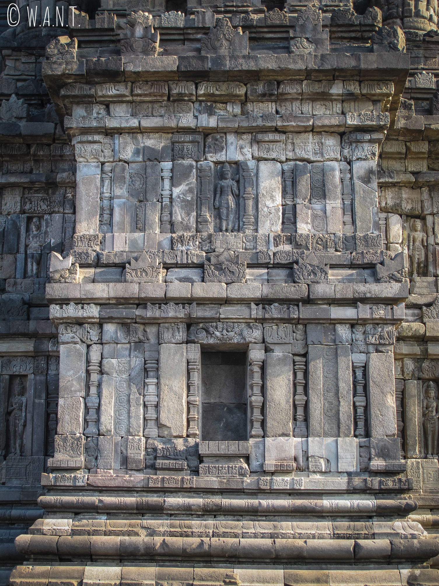 Gros plan sur la façade du temple dédiée à Shiva à Prambanan