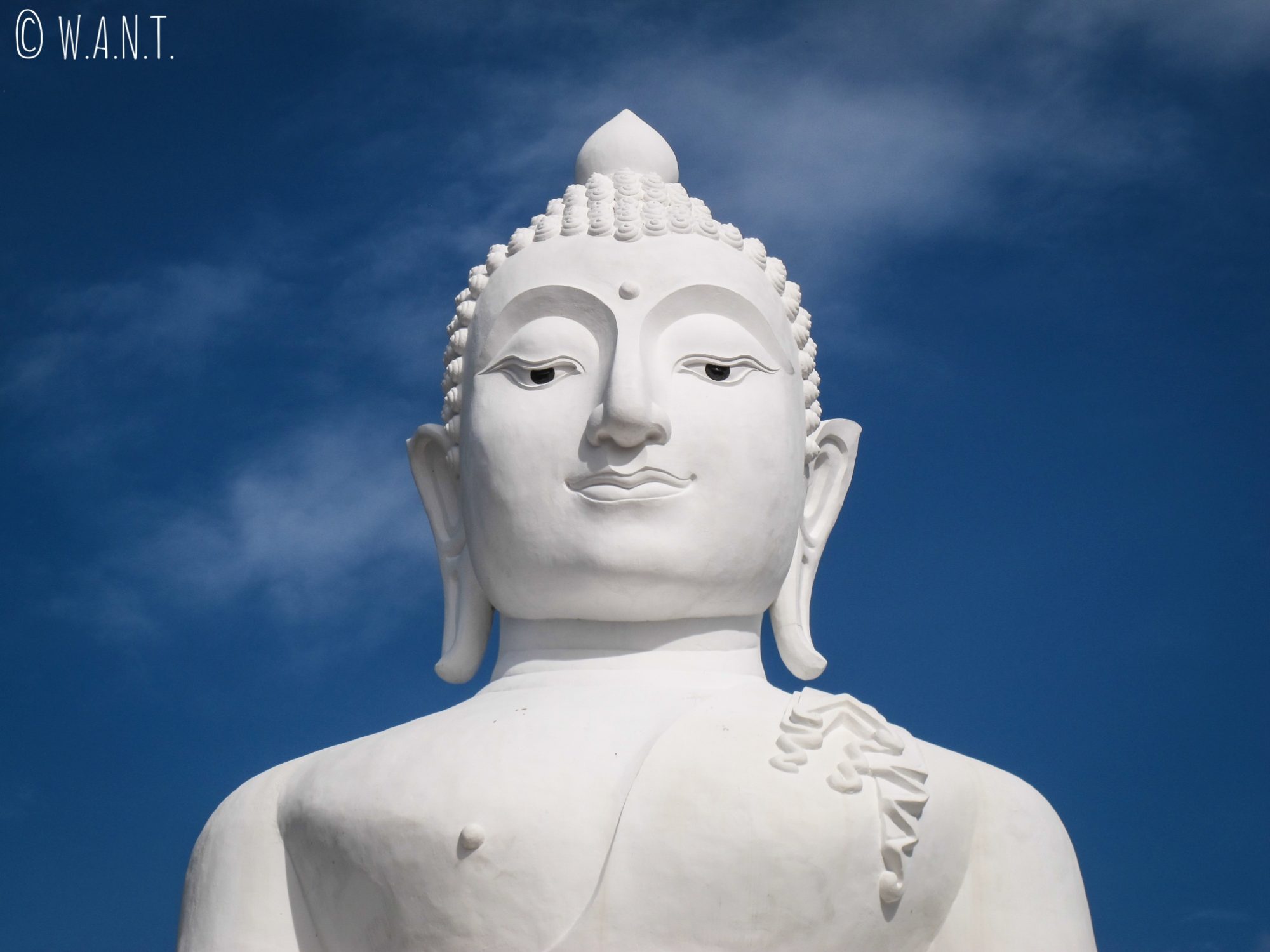Gros plan sur le Bouddha blanc du Wat Phra That Mae Yen de Pai