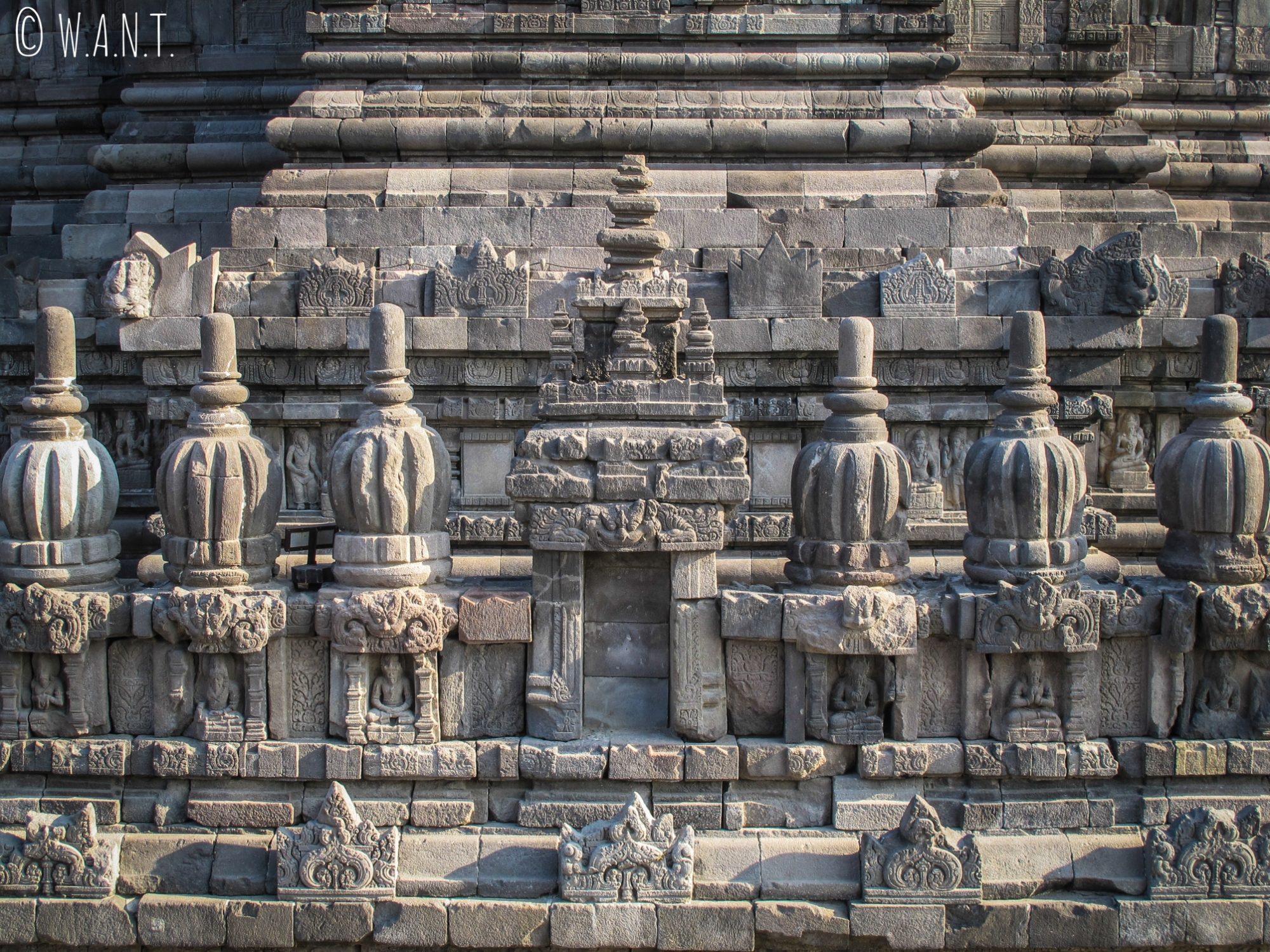 Gros plan sur le temple de Prambanan dédié à Shiva