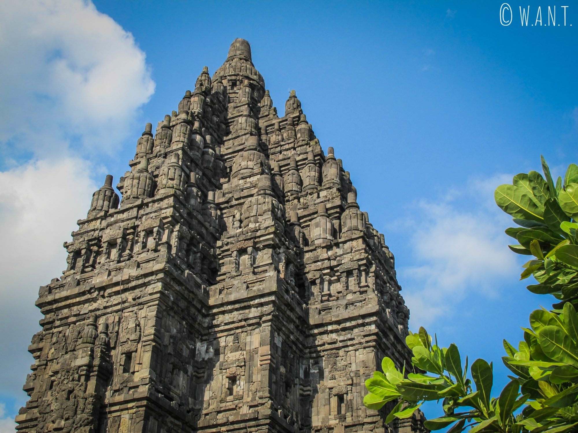 Gros plan sur le toit d'un des temples principaux de Prambanan