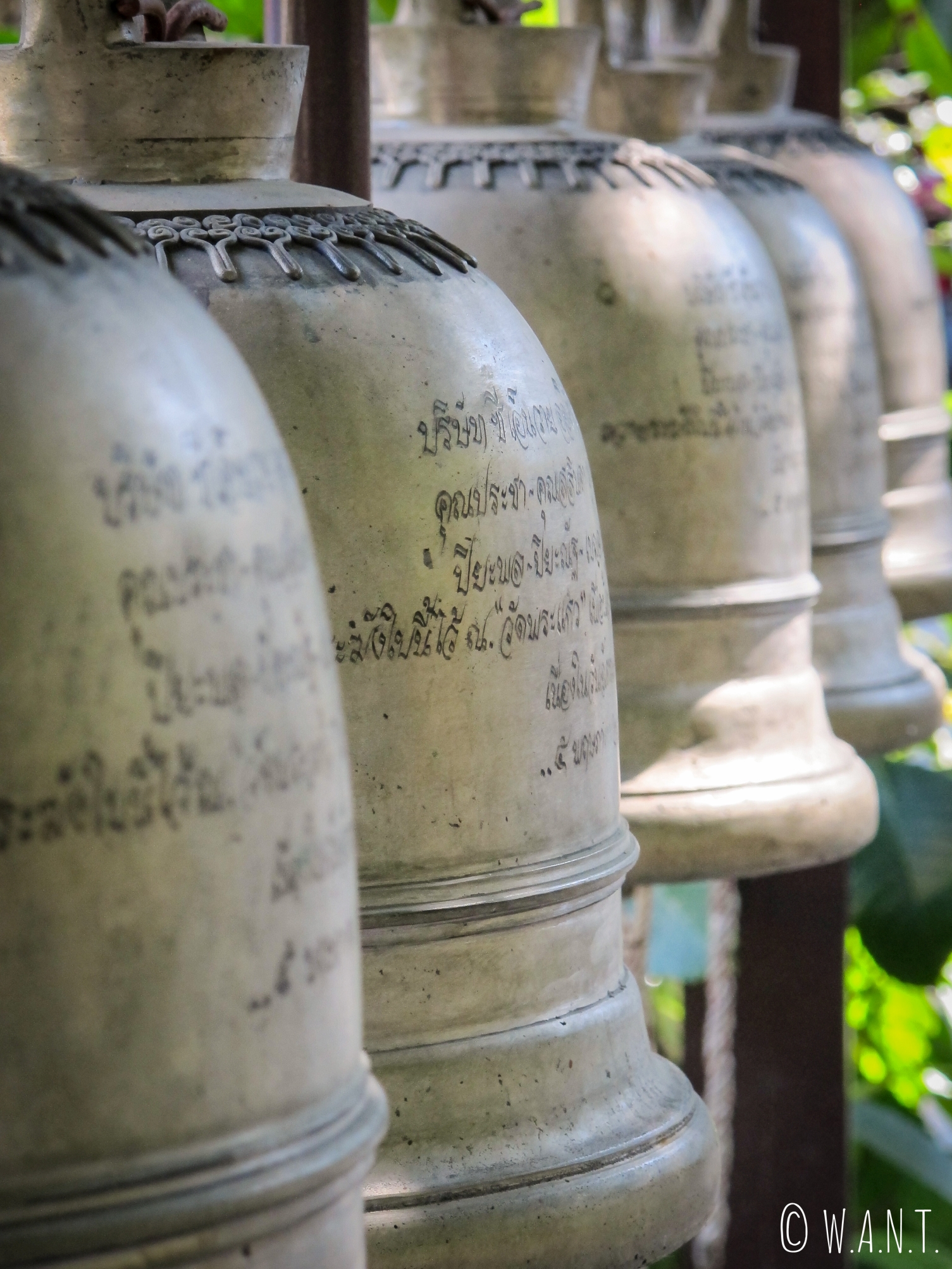 Gros plan sur les cloches du Wat Phra Kaeo de Chiang Rai