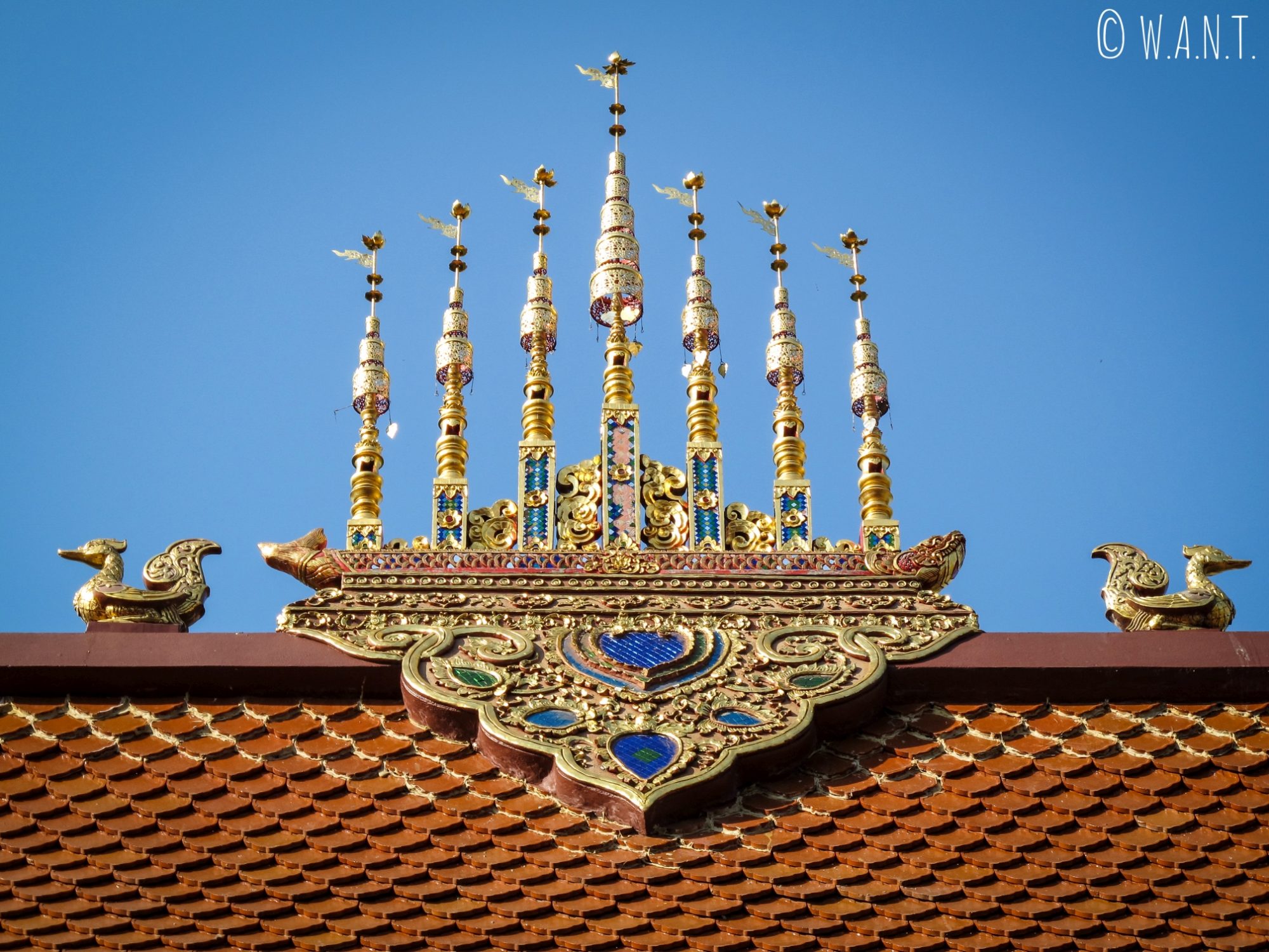Gros plan sur les ornements du toit du Wat Phra Singha de Chiang Rai