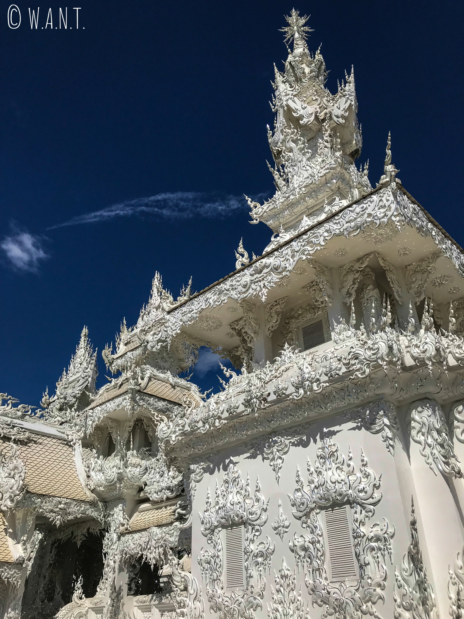 Gros plan sur une partie de l'édifice du White Temple de Chiang Rai