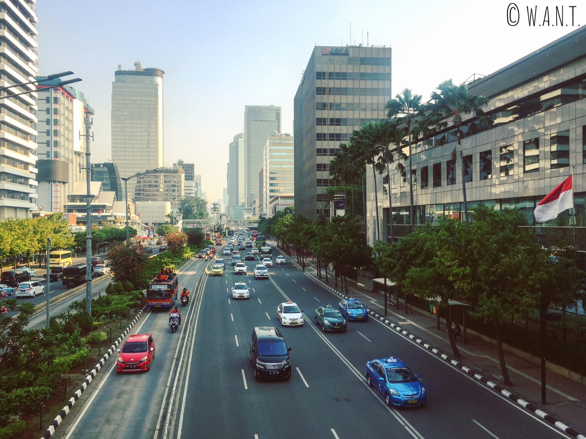 La circulation est intense de jour comme de nuit à Jakarta