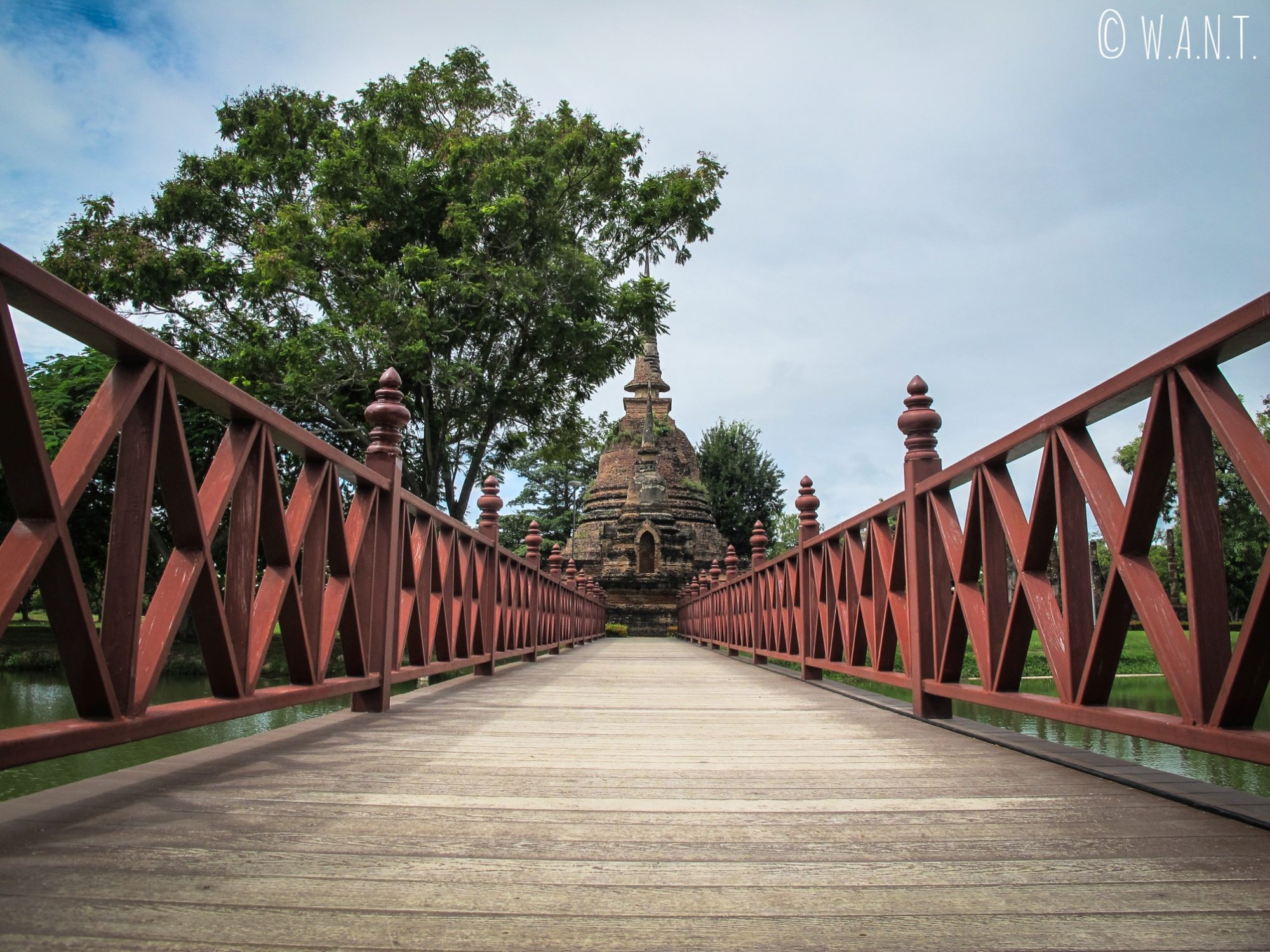 L'accès au Wat Sa Si de Sukhothai se fait par un pont en bois