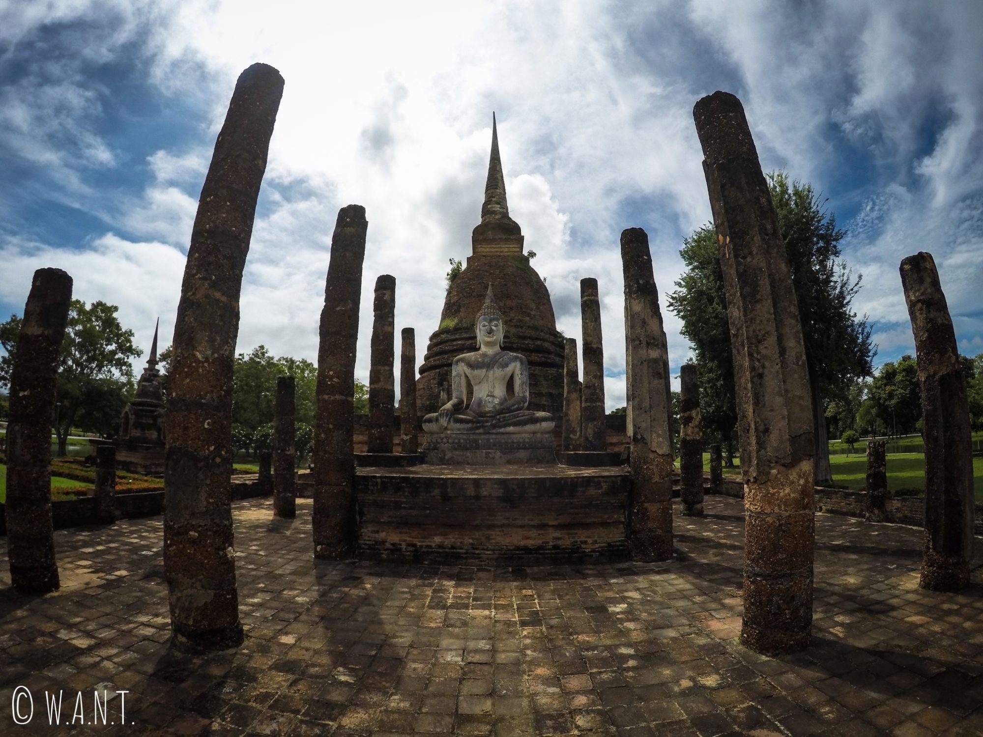 Le Wat Sa Si est un temple de la zone centrale de Sukhothai