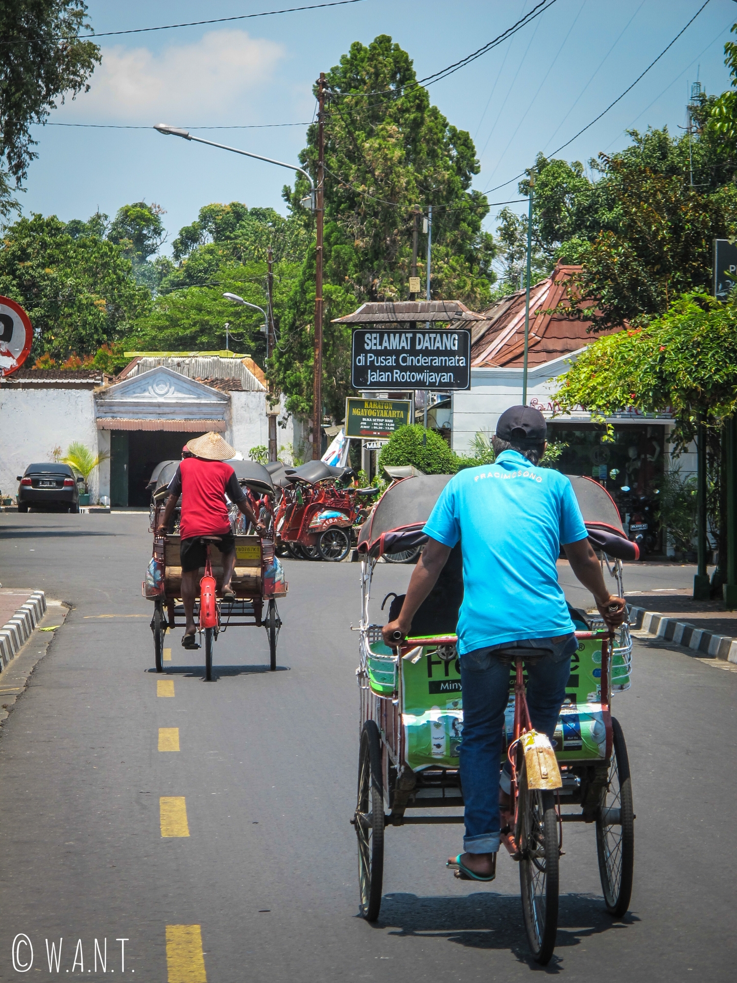 Le becak est un moyen de déplacement spécifique à l'île de Java