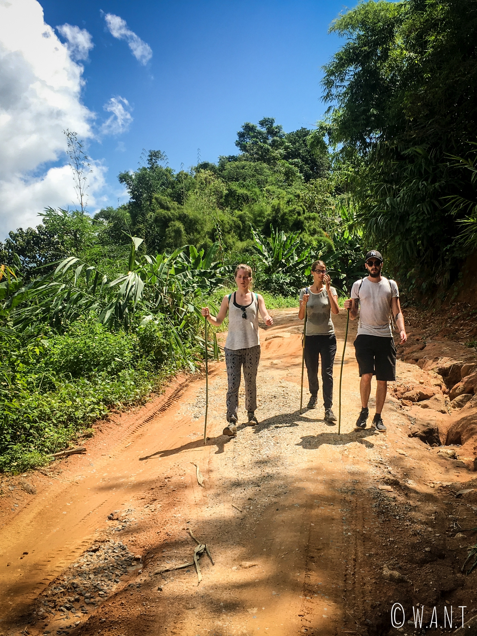 Margaux, Marion et Thomas sur le chemin du retour de notre trek à Chiang Rai