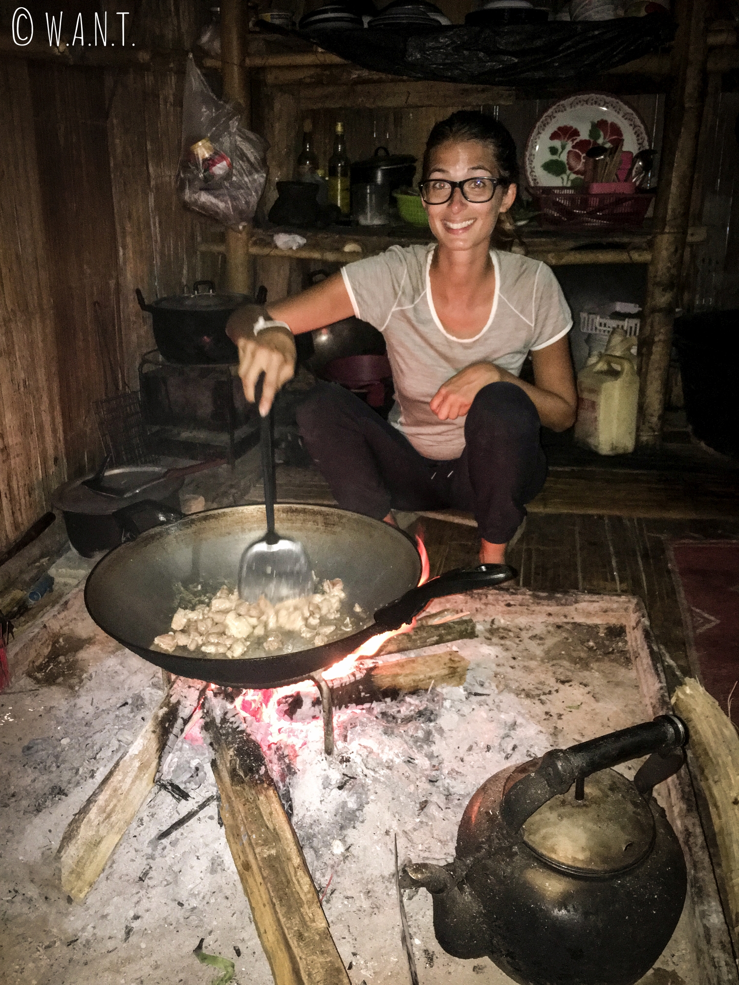 Marion s'essaye à la cuisine locale durant notre trek à Chiang Rai