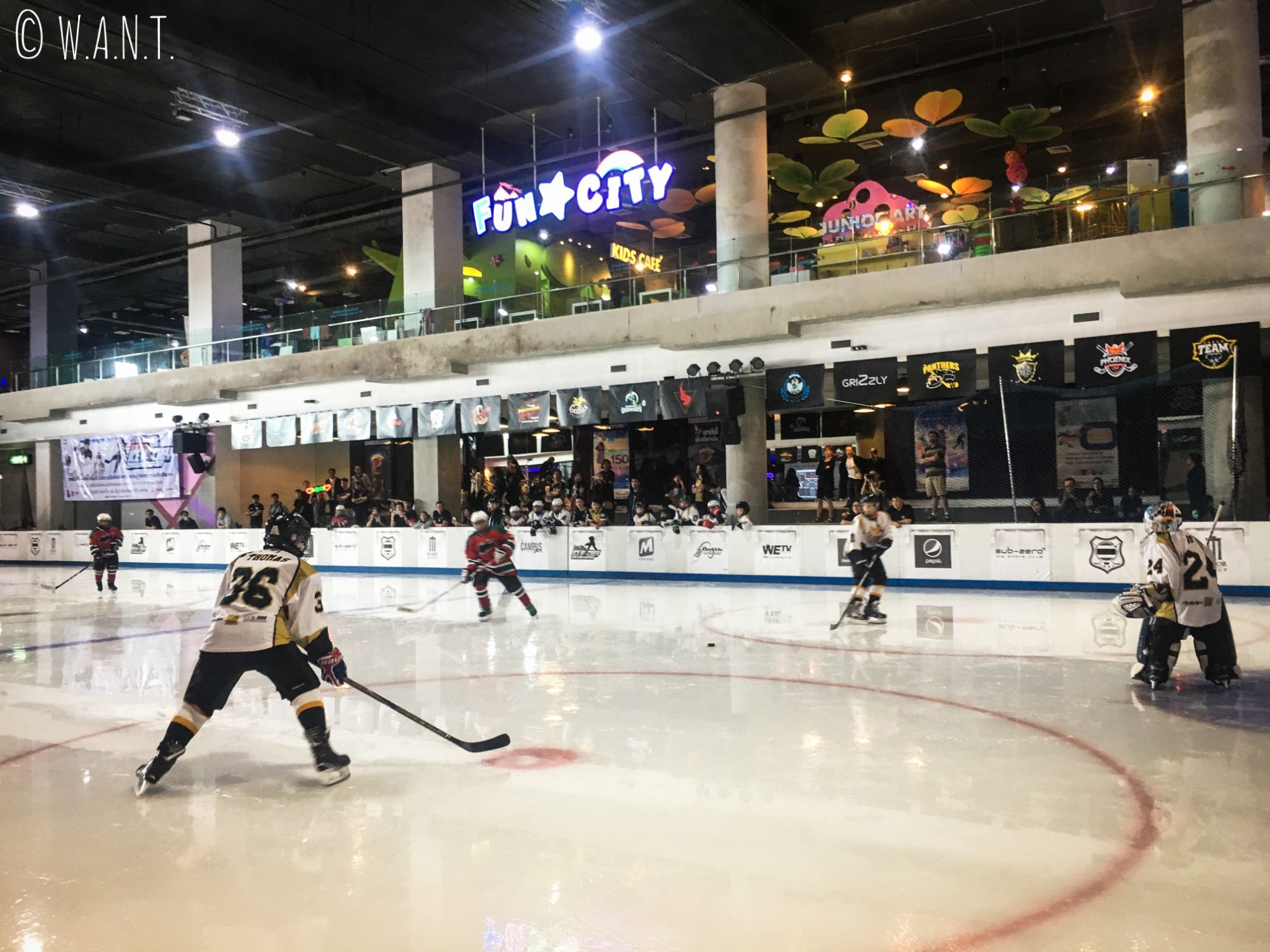 Match de hockey dans un centre commercial de Chiang Mai