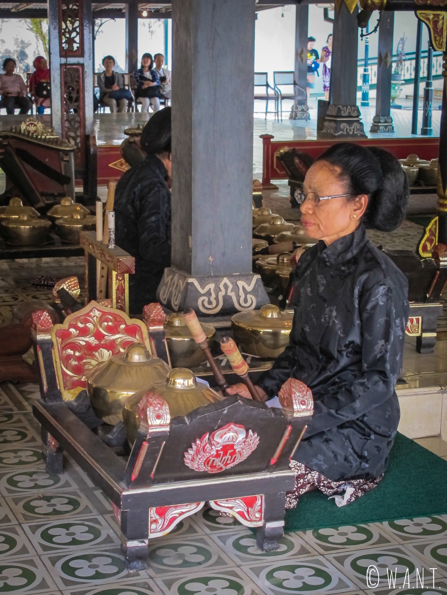 Musicienne au Palais du Sultan de Yogyakarta