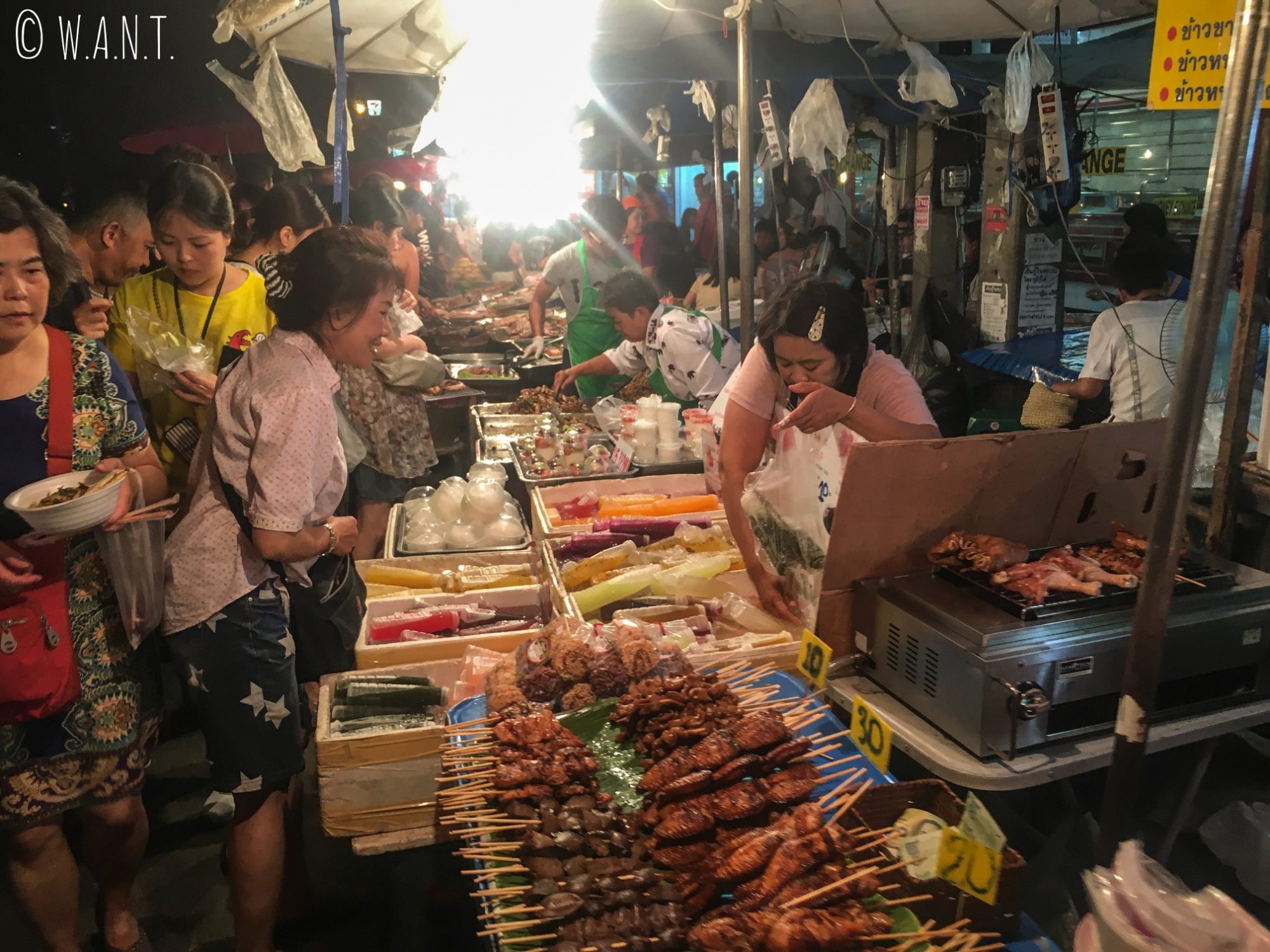 Nourriture de rue au Saturday Night Market de Chiang Mai