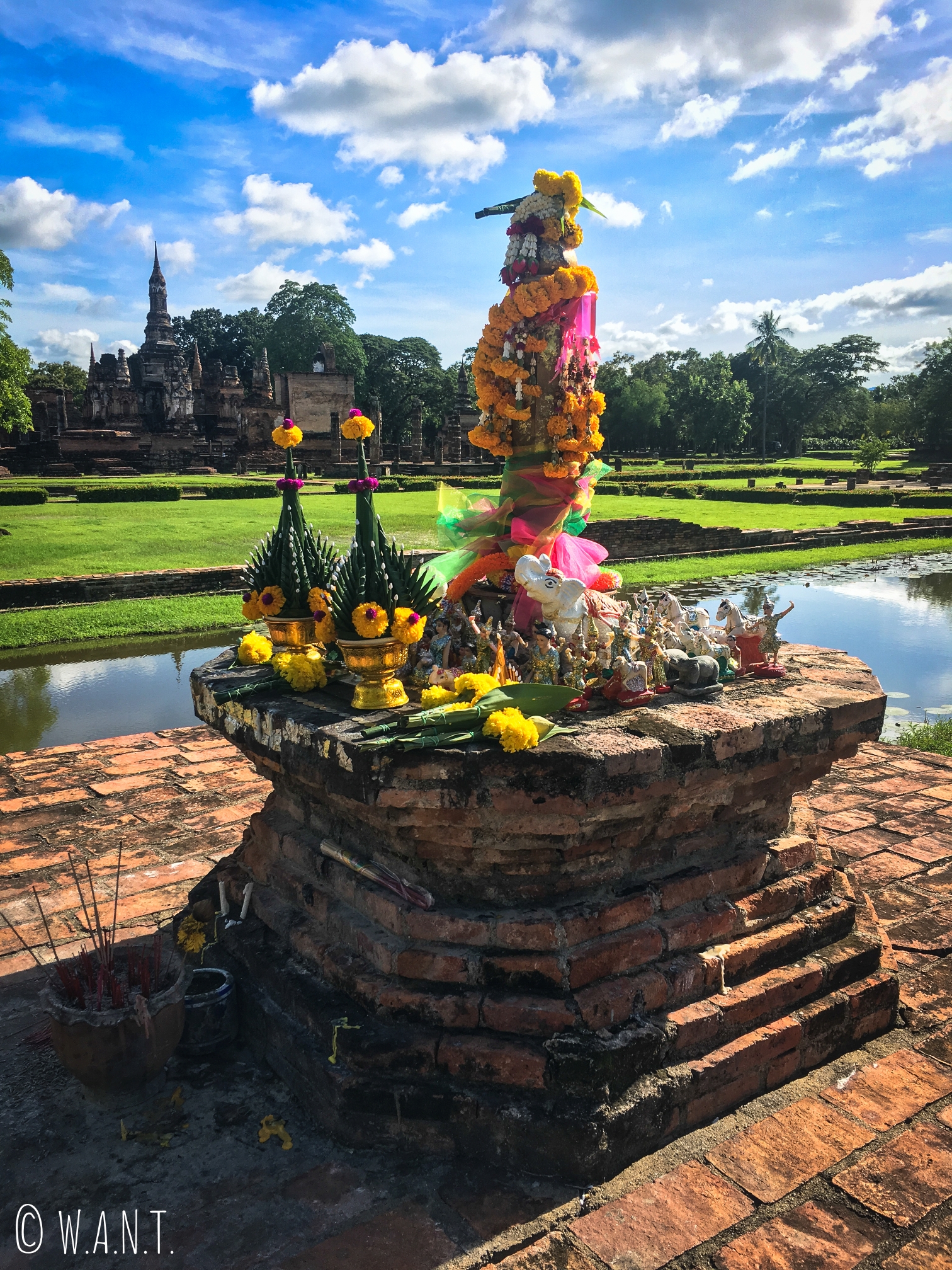 Offrandes dans le parc historique de Sukhothai